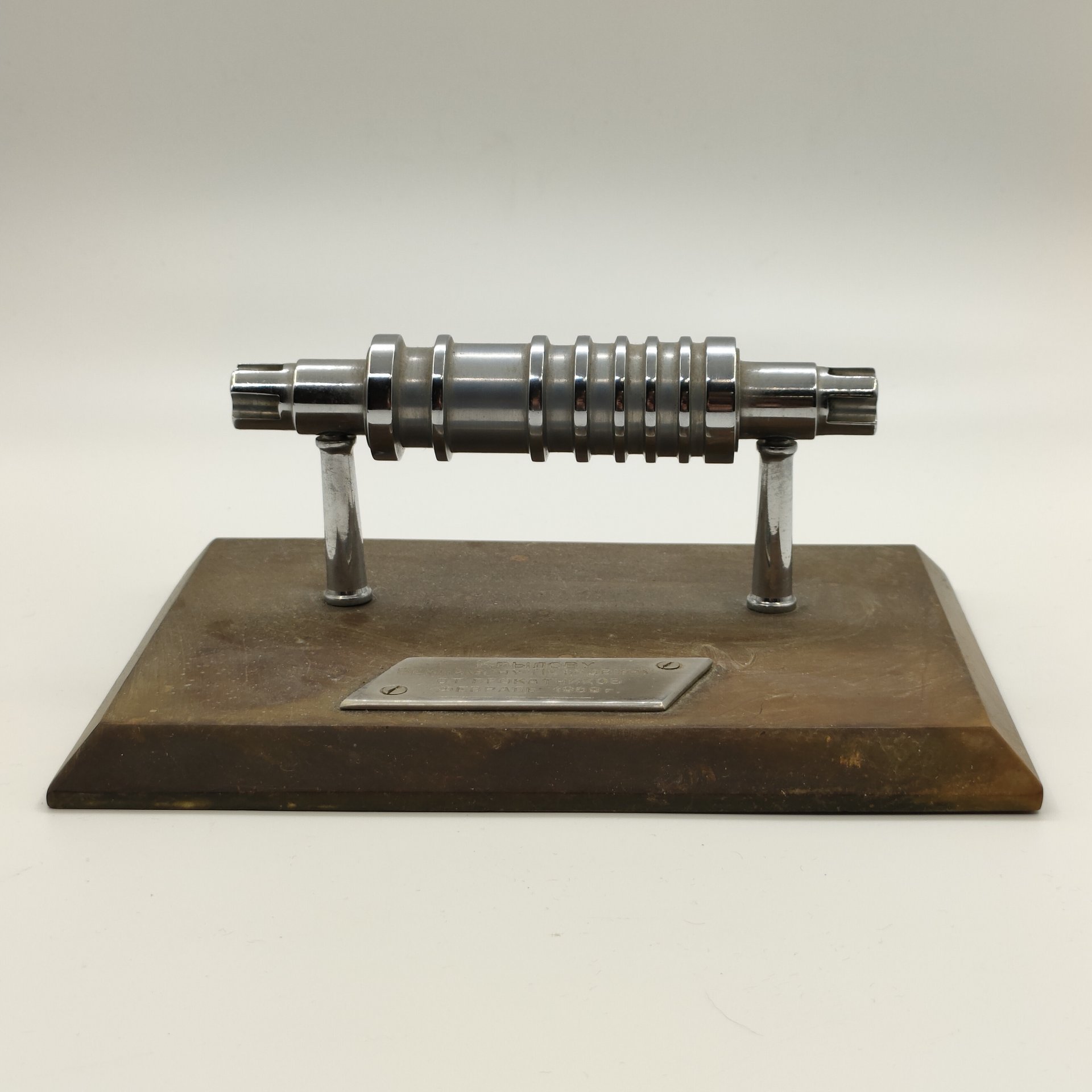 Настольная композиция "Прокатный станок" (с дарственной гравировкой "Крылову Вениамину Петровичу от прокатчиков февраль 1969 г."), металл, гравировка, СССР, 1969 г.