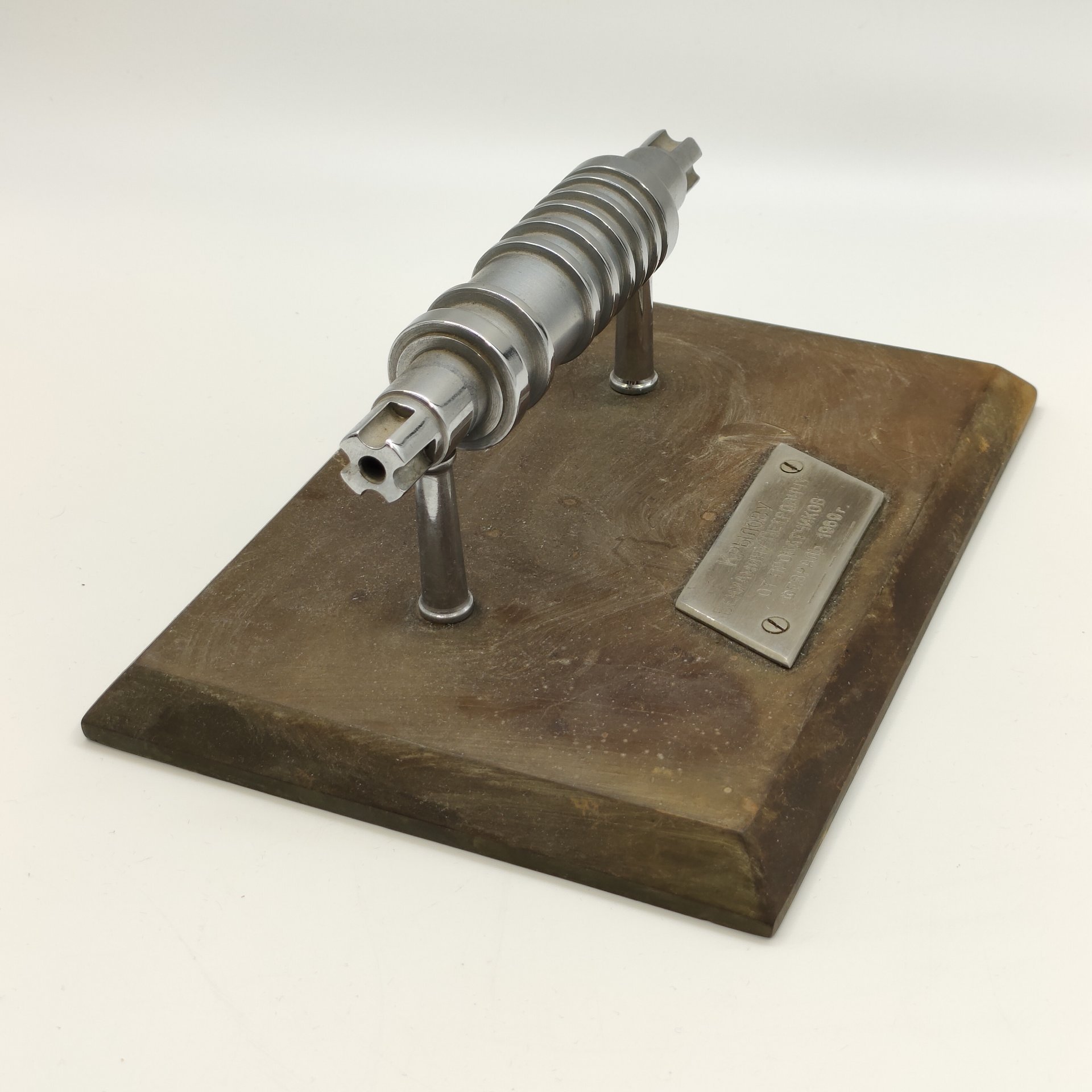 Настольная композиция "Прокатный станок" (с дарственной гравировкой "Крылову Вениамину Петровичу от прокатчиков февраль 1969 г."), металл, гравировка, СССР, 1969 г.