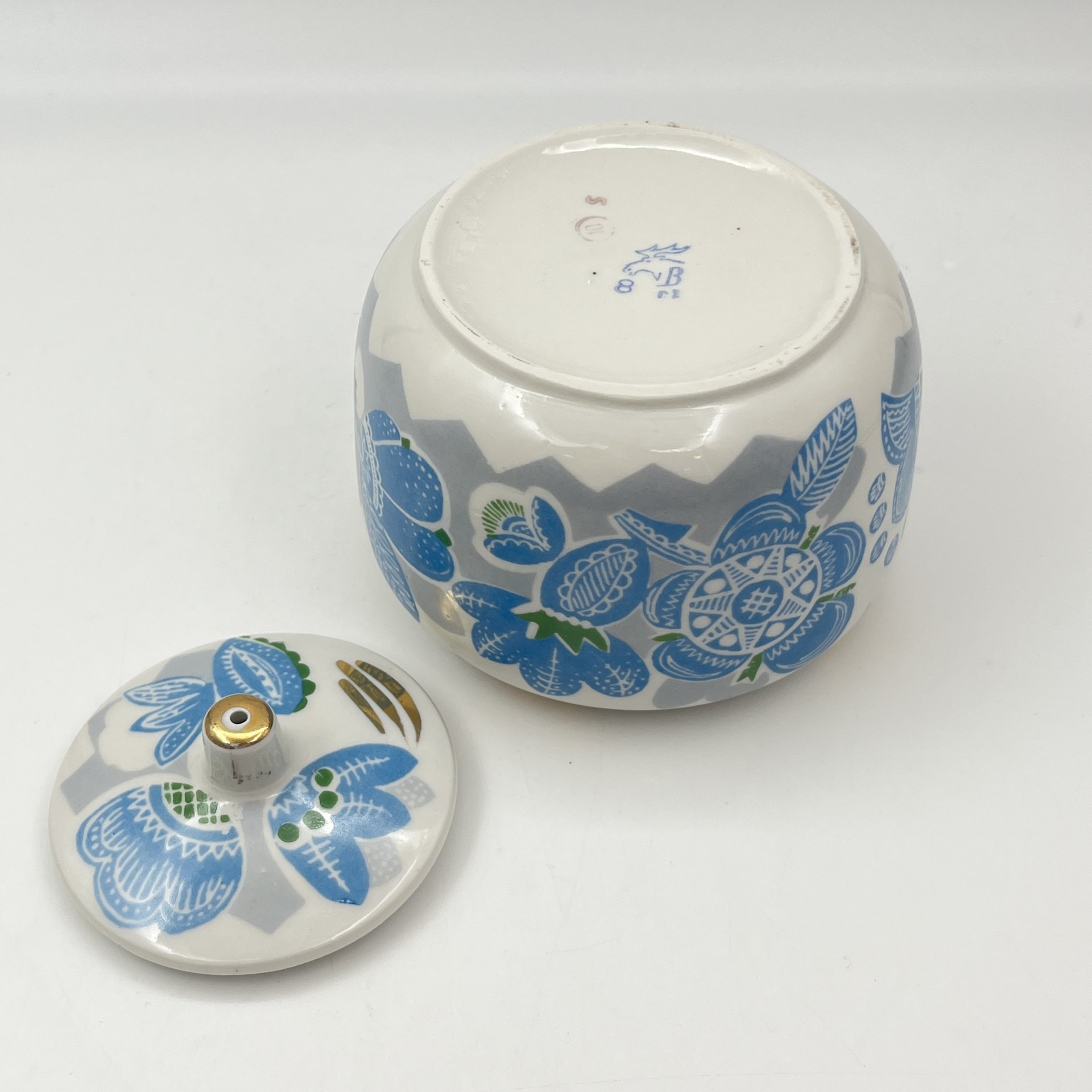 Сахарница, украшенная цветочным декором, фарфор, деколь, золочение, Дмитровский фарфоровый завод (ДФЗ Вербилки), СССР, 1970-1991 гг.