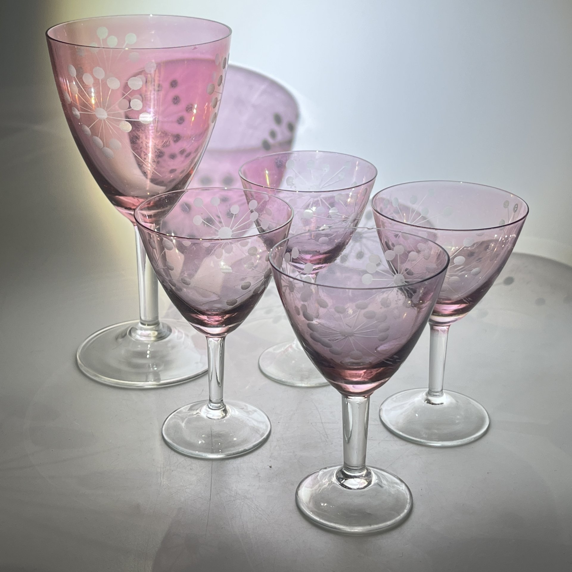 Набор из 4 рюмок и фужера с декором в виде одуванчиков, стекло, гравировка, СССР, 1960-1970 гг.