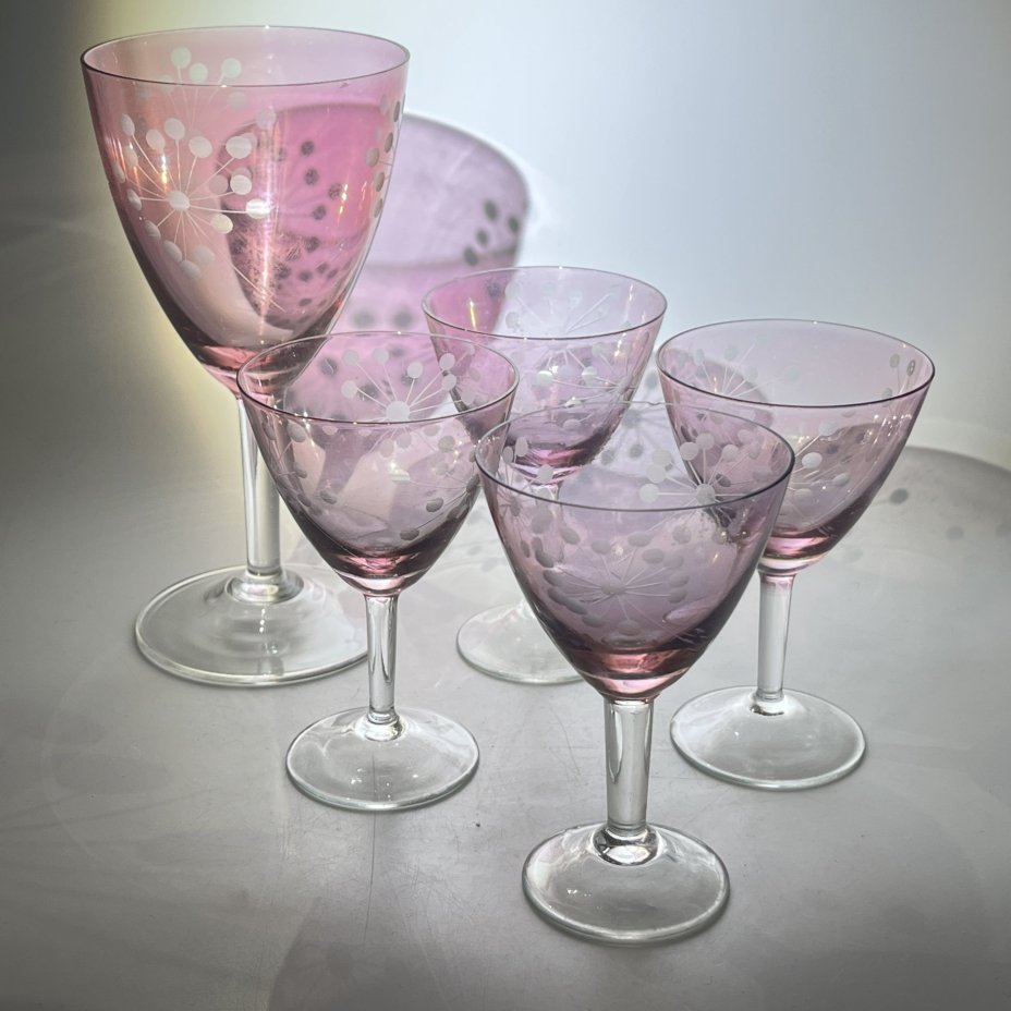 Набор из 4 рюмок и фужера с декором в виде одуванчиков, стекло, гравировка, СССР, 1960-1970 гг.