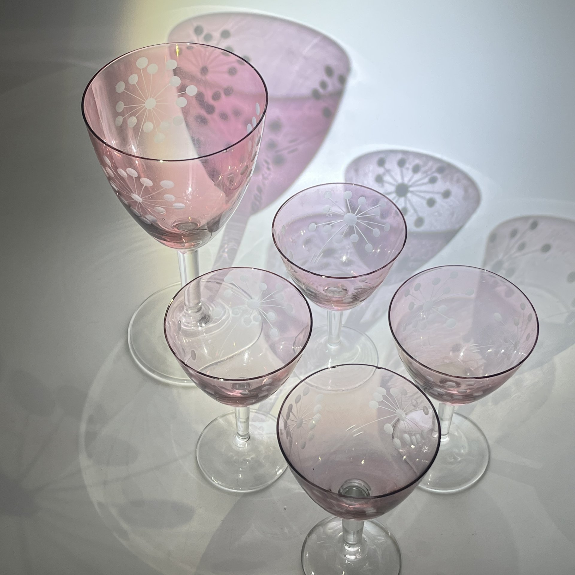 Набор из 4 рюмок и фужера с декором в виде одуванчиков, стекло, гравировка, СССР, 1960-1970 гг.