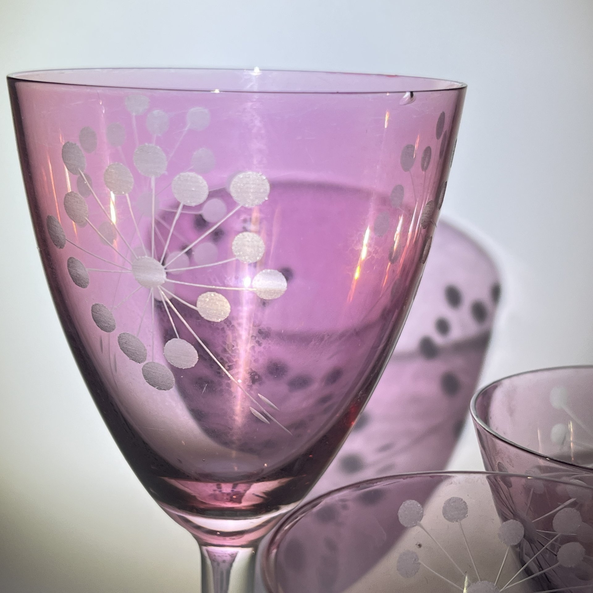 Набор из 4 рюмок и фужера с декором в виде одуванчиков, стекло, гравировка, СССР, 1960-1970 гг.