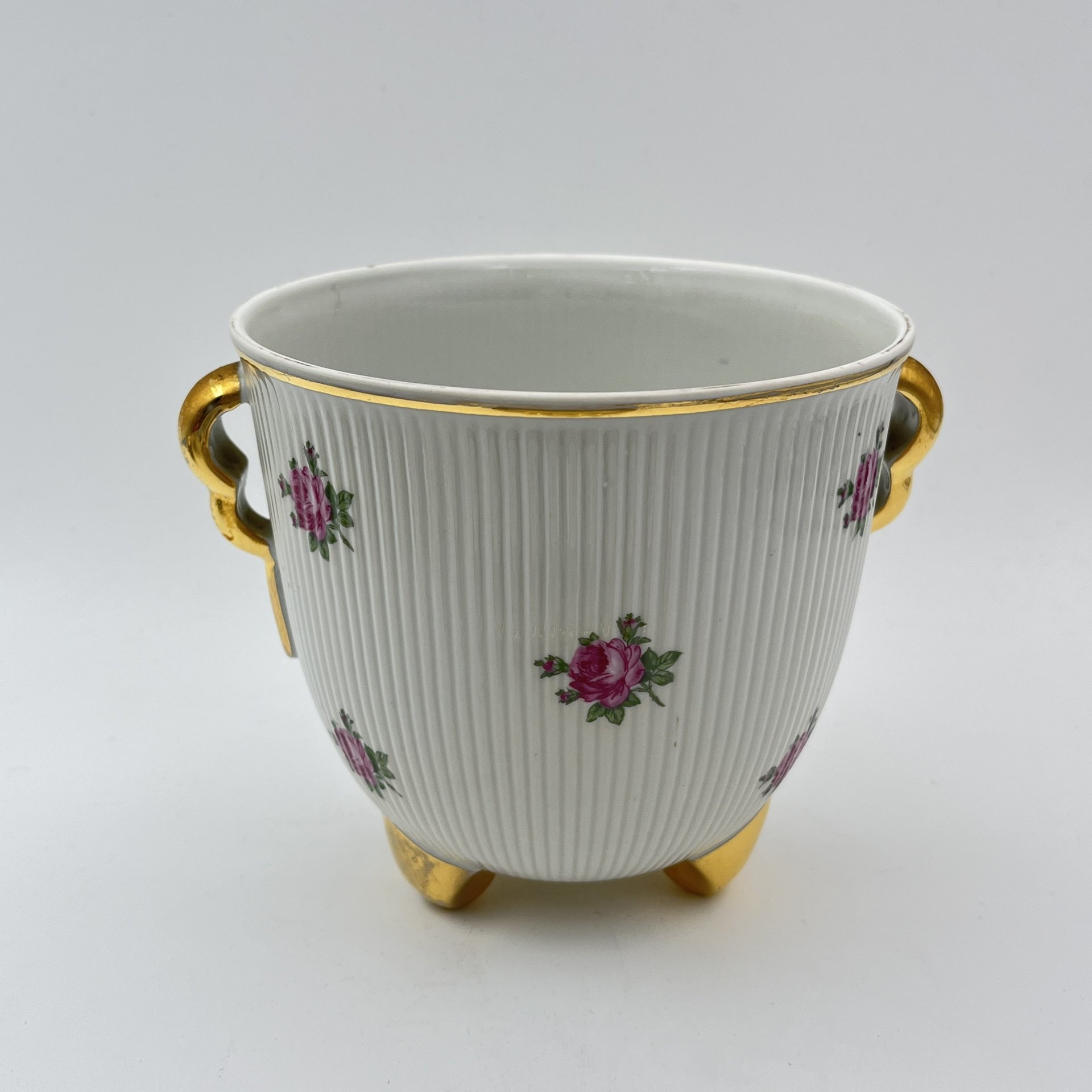 Кашпо с рельефным декором, украшенное изображением роз, фарфор, деколь, золочение, Weisswasser Porzellan, Германия, 1950-1970 гг.