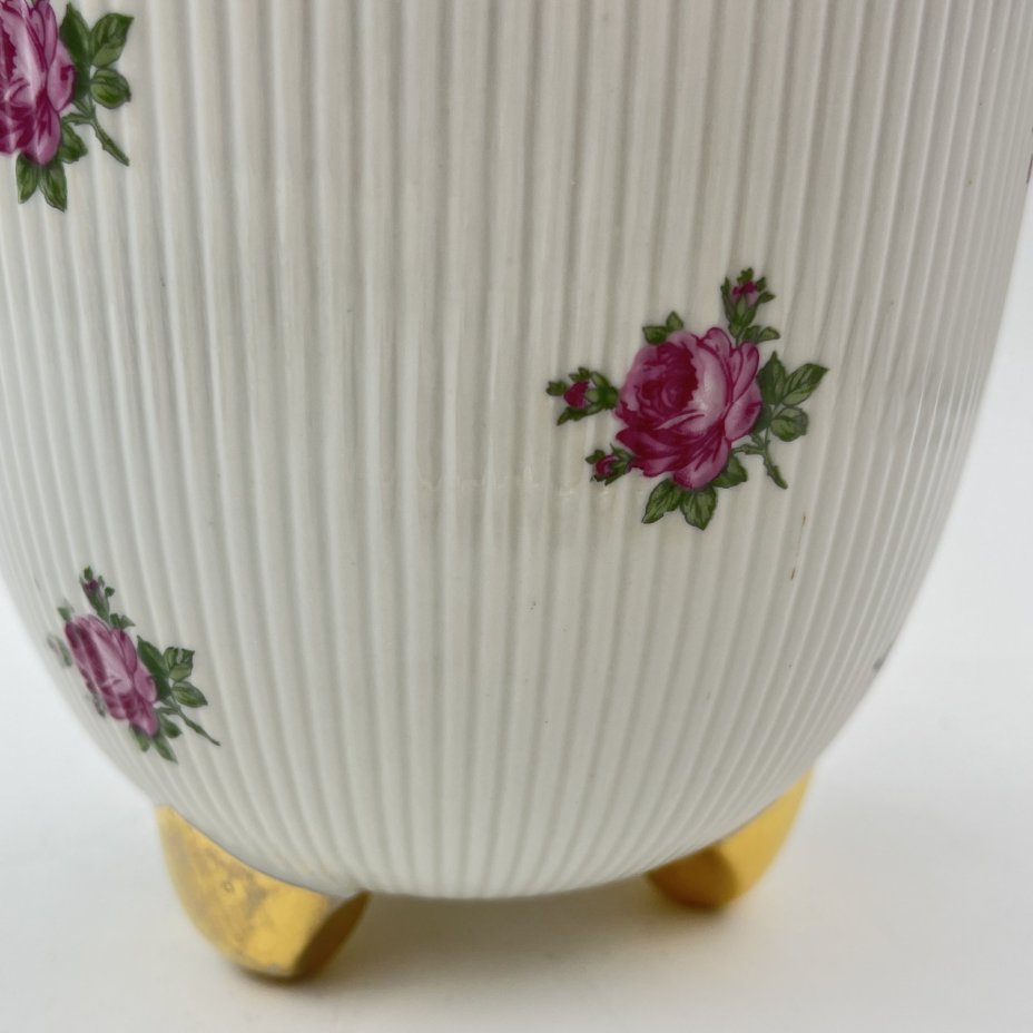 Кашпо с рельефным декором, украшенное изображением роз, фарфор, деколь, золочение, Weisswasser Porzellan, Германия, 1950-1970 гг.