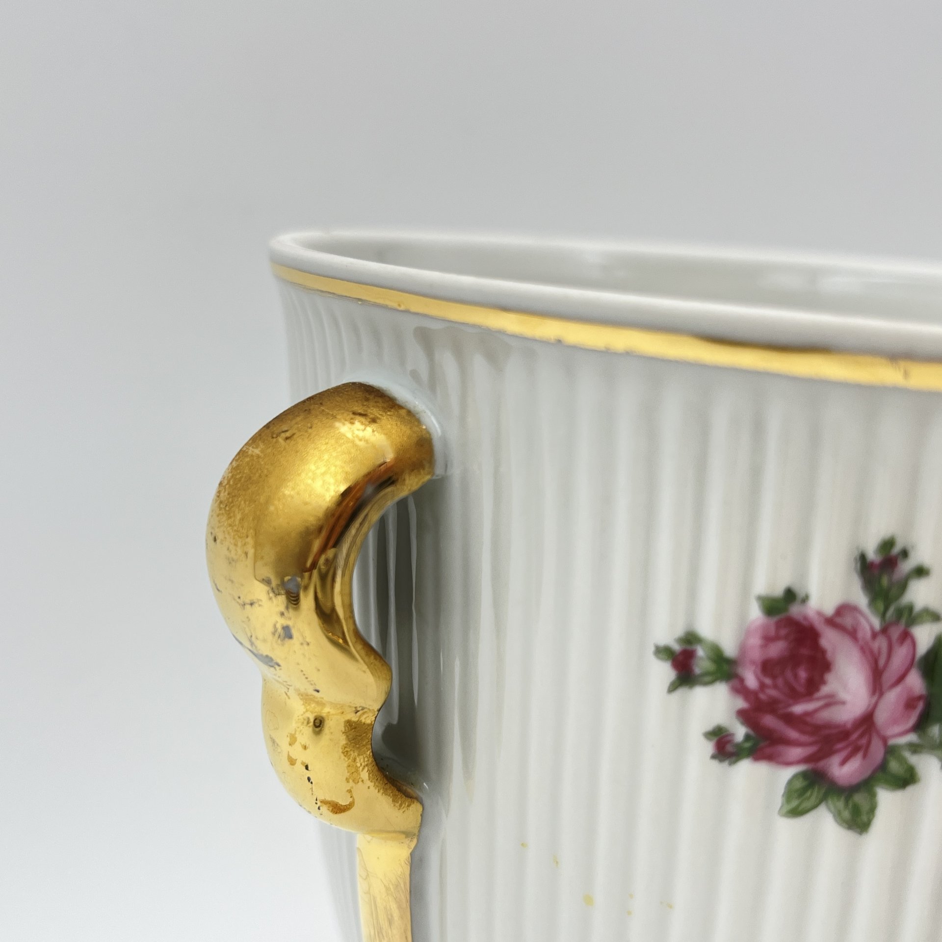 Кашпо с рельефным декором, украшенное изображением роз, фарфор, деколь, золочение, Weisswasser Porzellan, Германия, 1950-1970 гг.