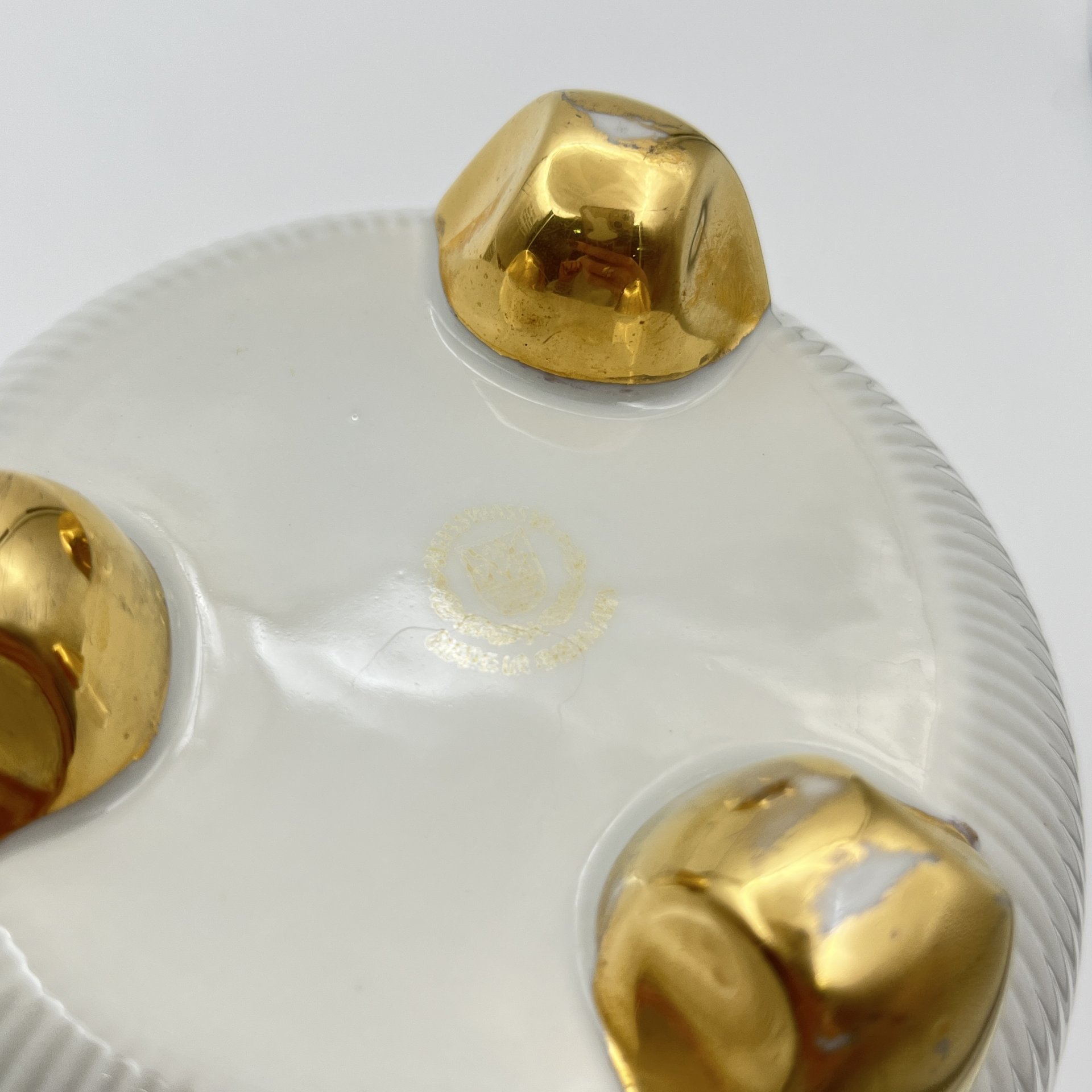 Кашпо с рельефным декором, украшенное изображением роз, фарфор, деколь, золочение, Weisswasser Porzellan, Германия, 1950-1970 гг.