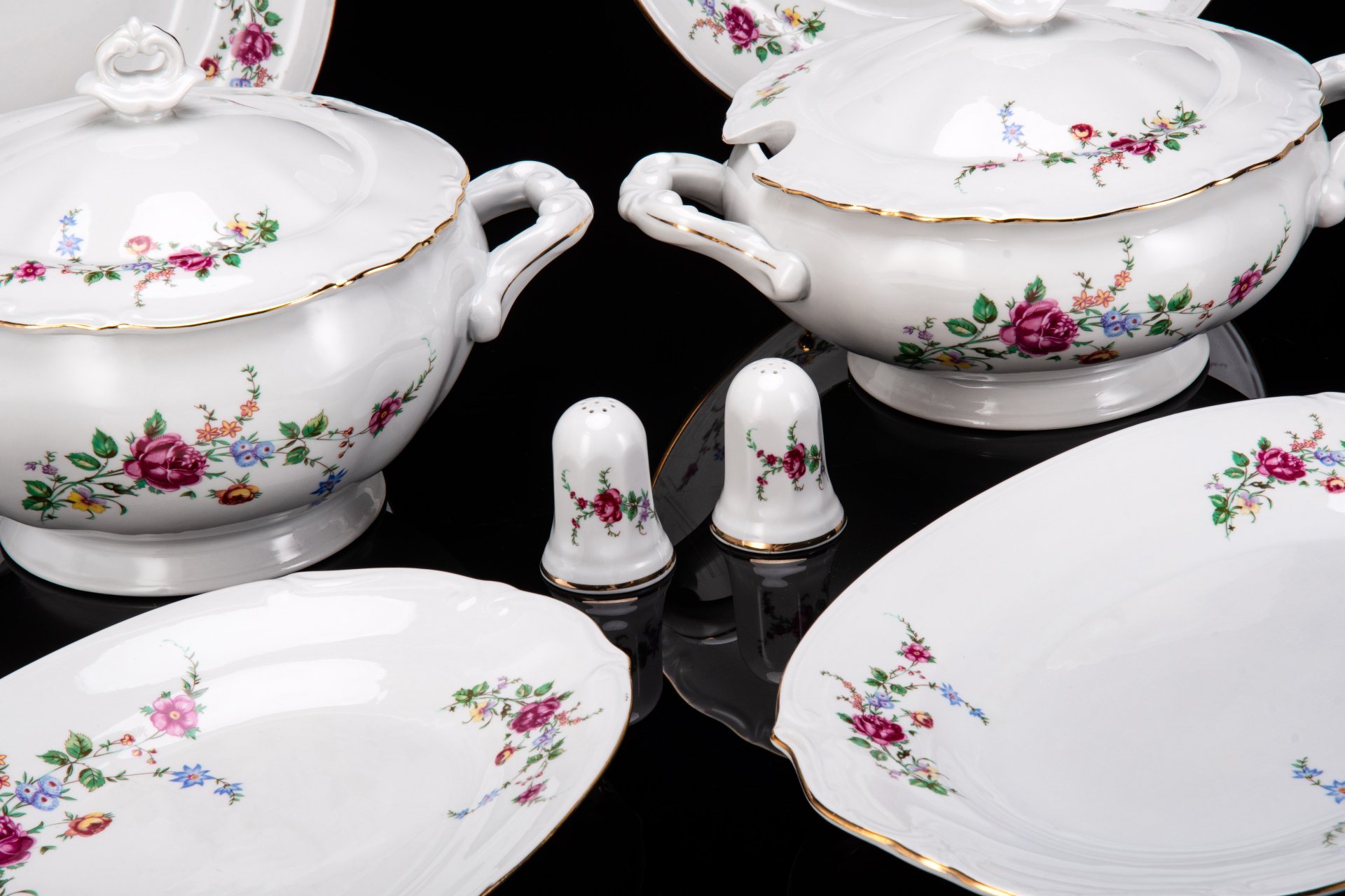 Сервиз столовый с цветочным декором (35 предметов), фарфор, деколь, золочение, Chodziez, Польша, 1960-1990 гг.