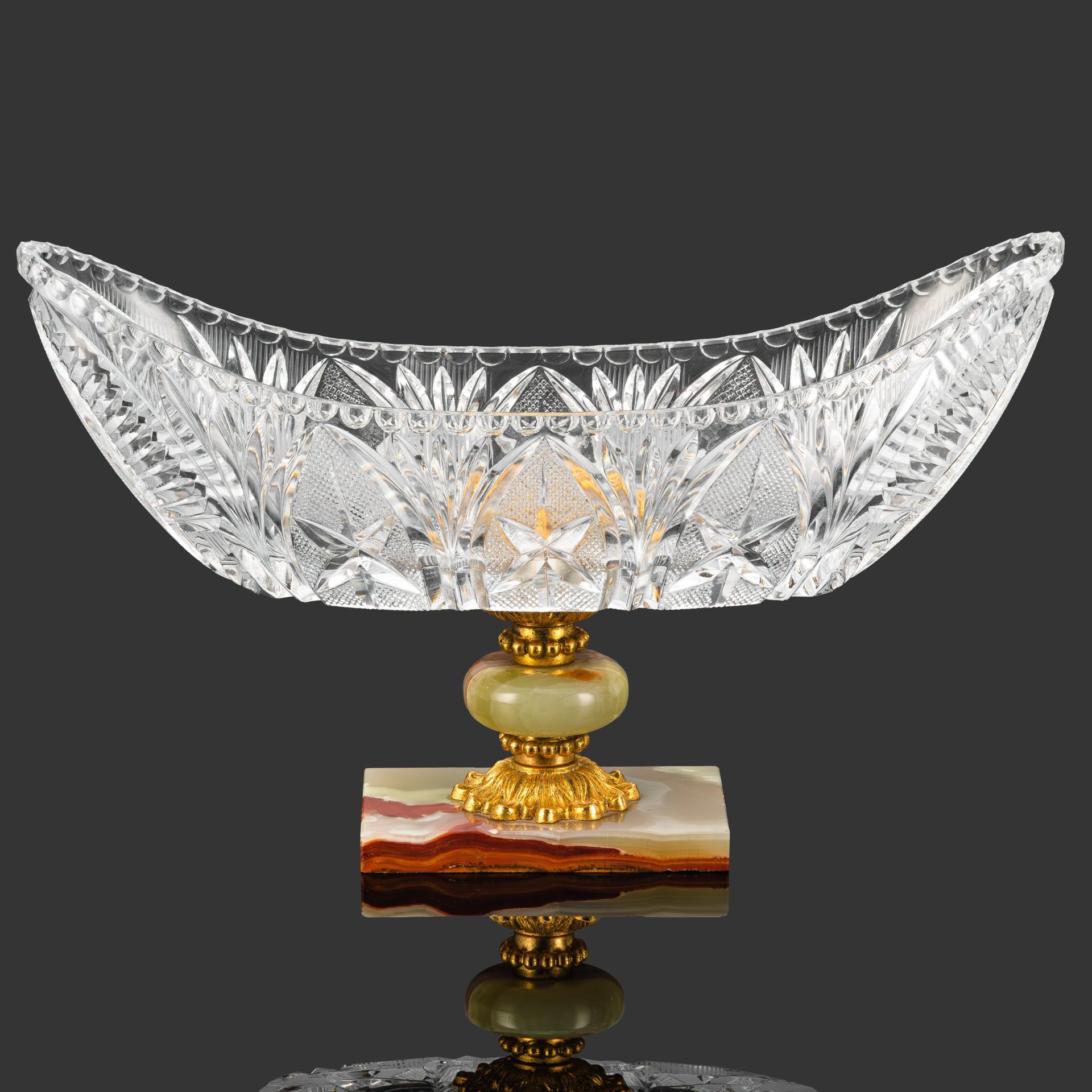 Фруктовница в форме ладьи на  основании из натурального камня, хрусталь, алмазная грань, оникс, сплав металлов, Европа, 2010-2015 гг.