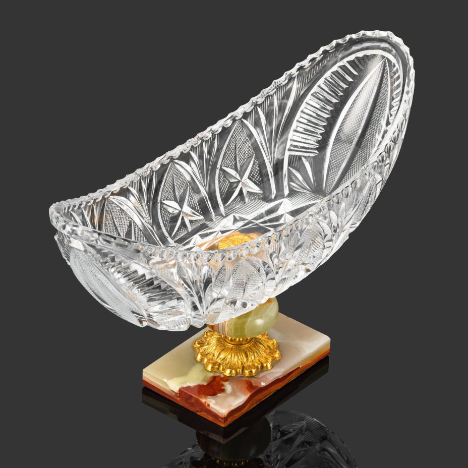 Фруктовница в форме ладьи на  основании из натурального камня