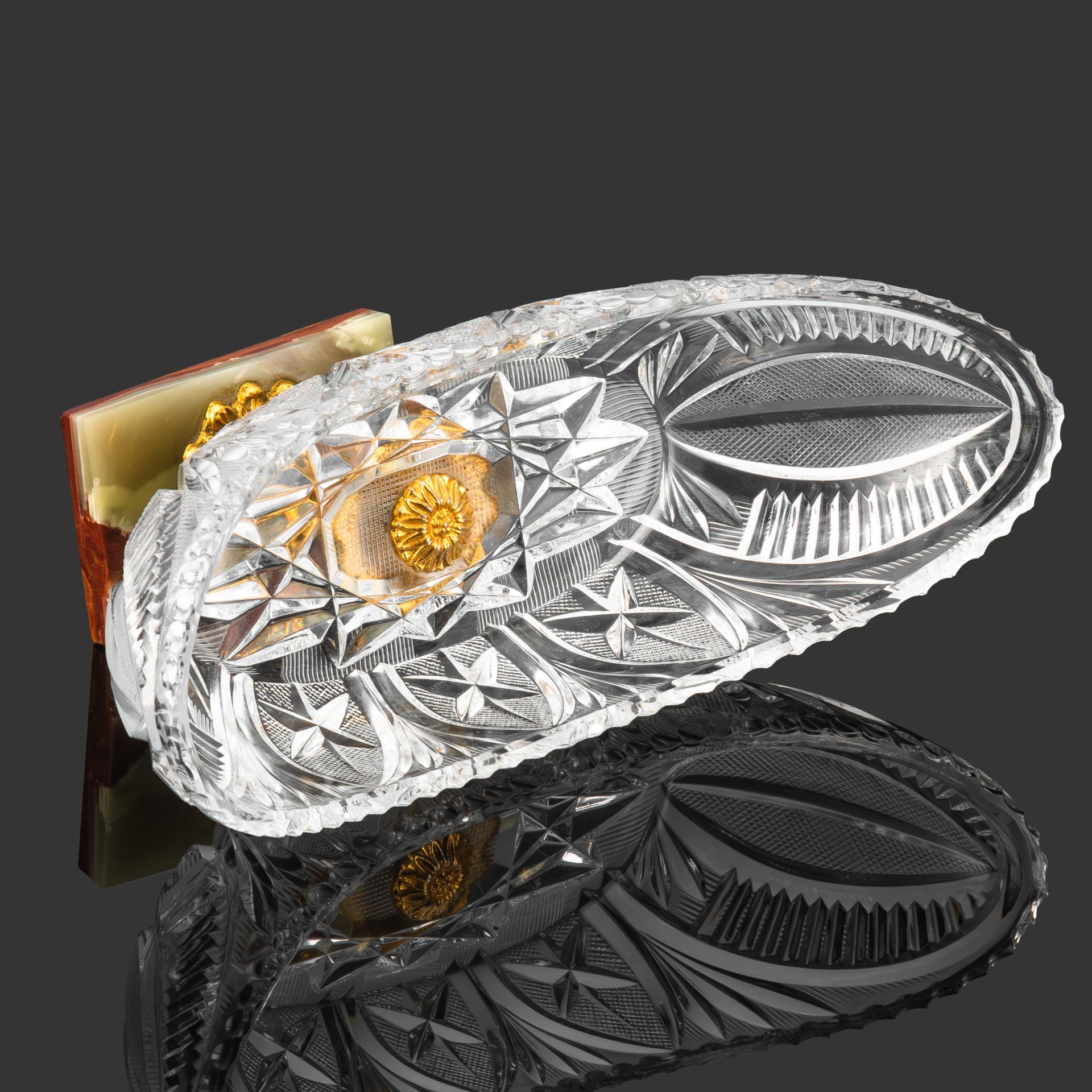 Фруктовница в форме ладьи на  основании из натурального камня, хрусталь, алмазная грань, оникс, сплав металлов, Европа, 2010-2015 гг.