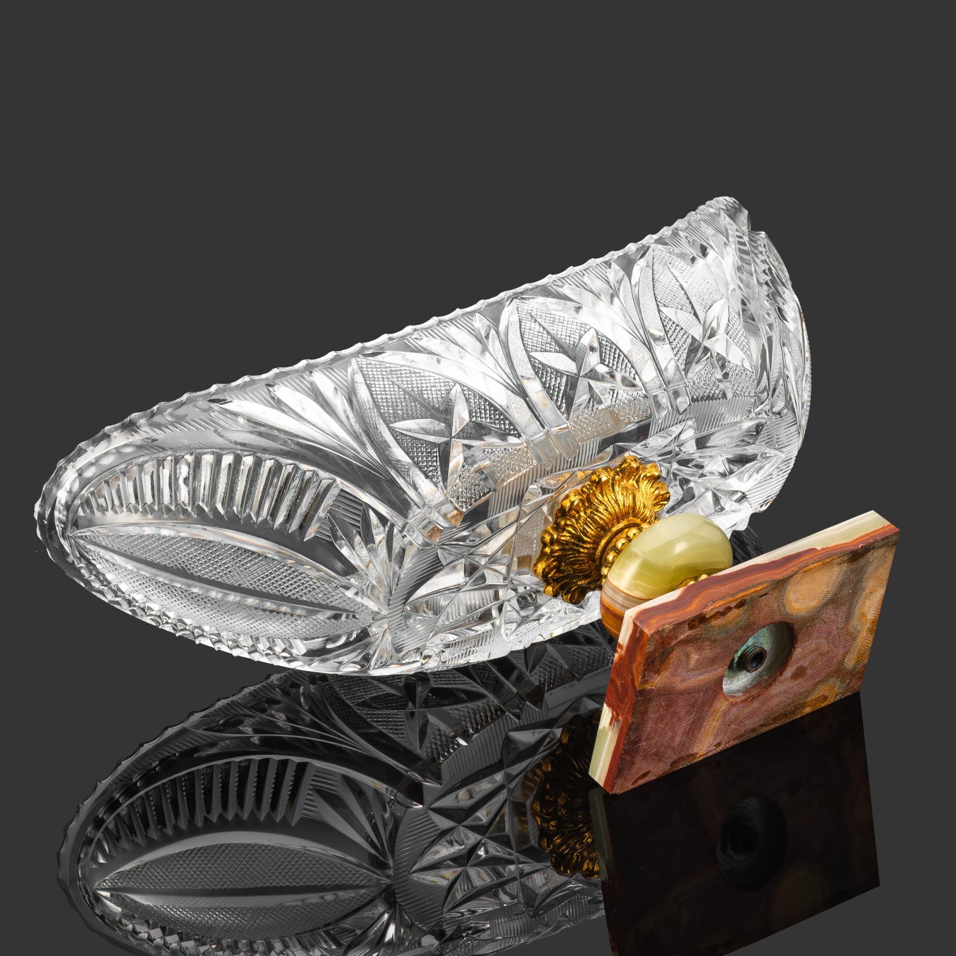 Фруктовница в форме ладьи на  основании из натурального камня, хрусталь, алмазная грань, оникс, сплав металлов, Европа, 2010-2015 гг.