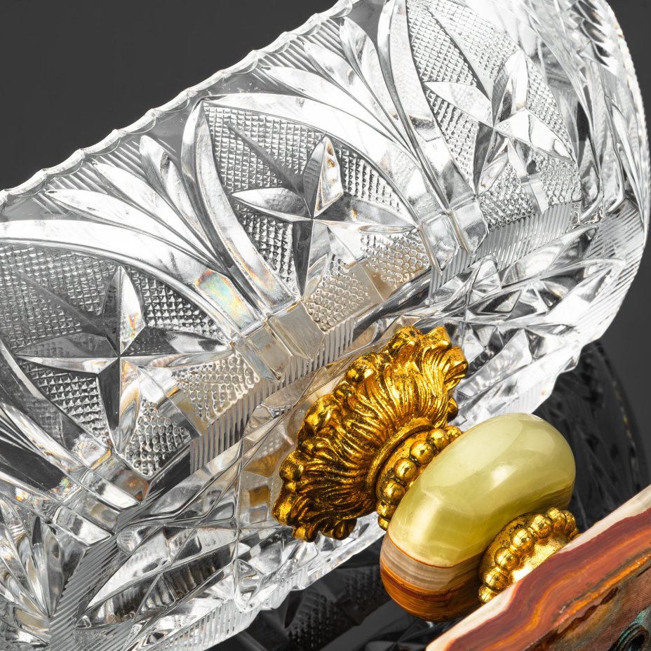 Фруктовница в форме ладьи на  основании из натурального камня