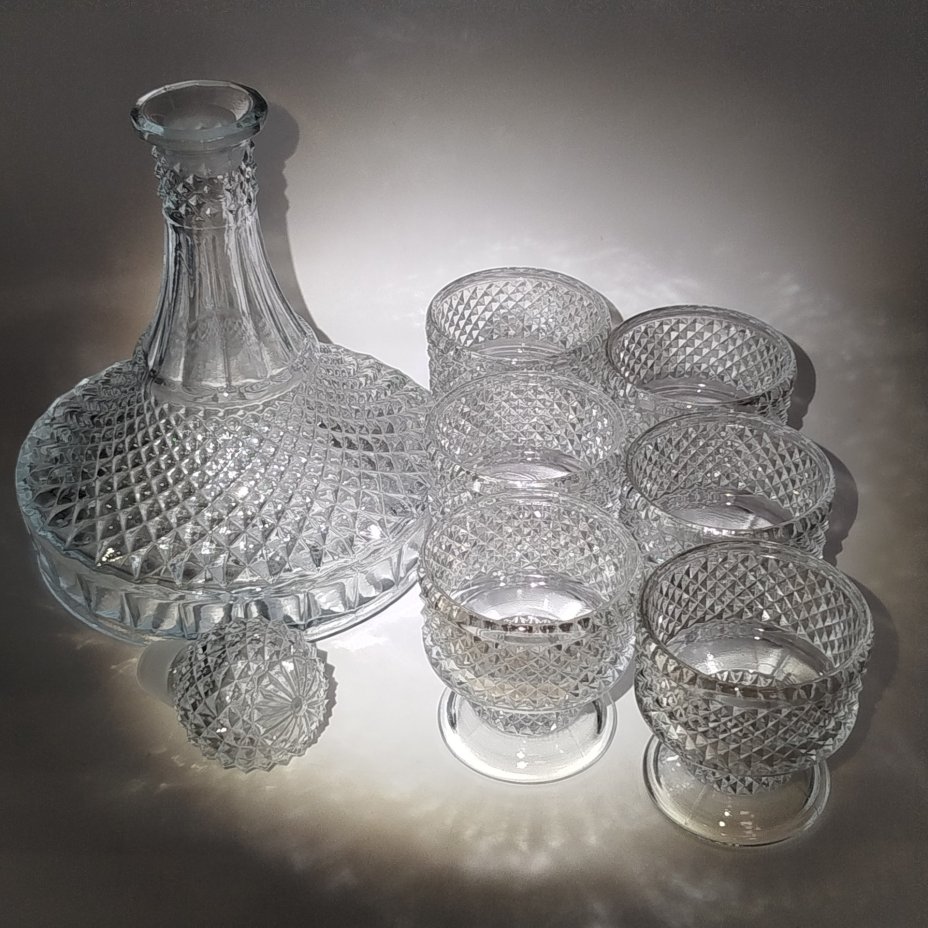 Набор для подачи крепких алкогольных напитков на 6 персон (штоф и 6 рюмок), украшенный рельефным декором