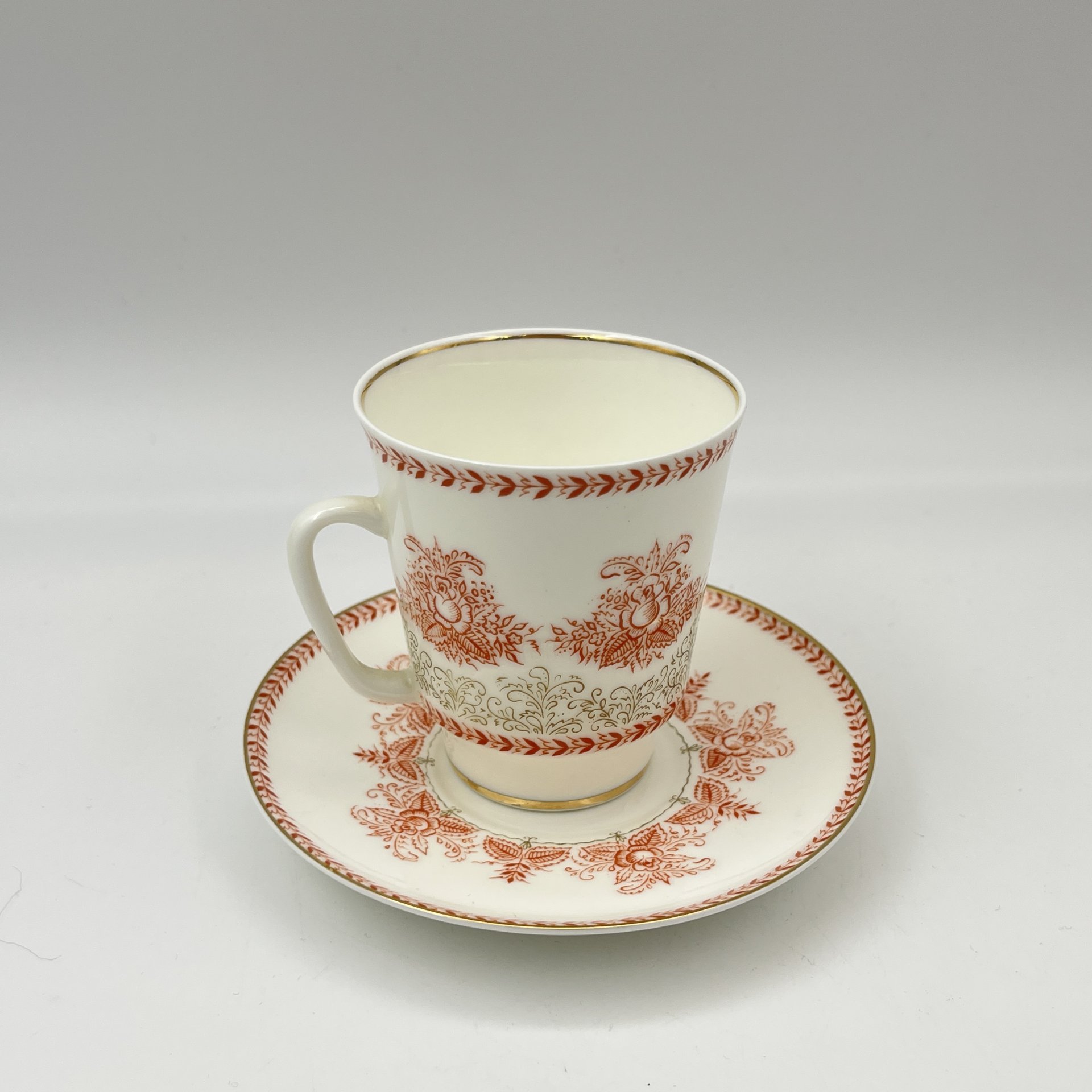 Пара кофейная "8 марта" с растительным декором, фарфор, деколь, золочение, Ленинградский фарфоровый завод (ЛФЗ), СССР, 1970-1992 гг.