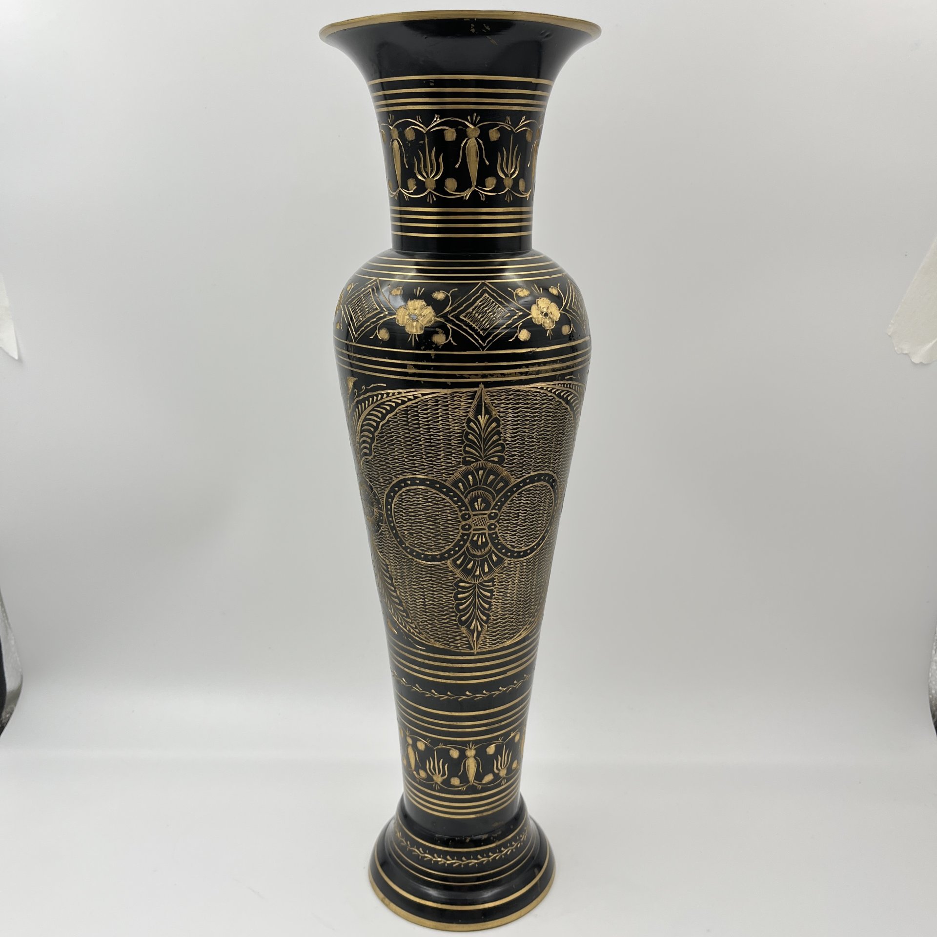 Ваза в восточном стиле (большая), украшенная растительным декором