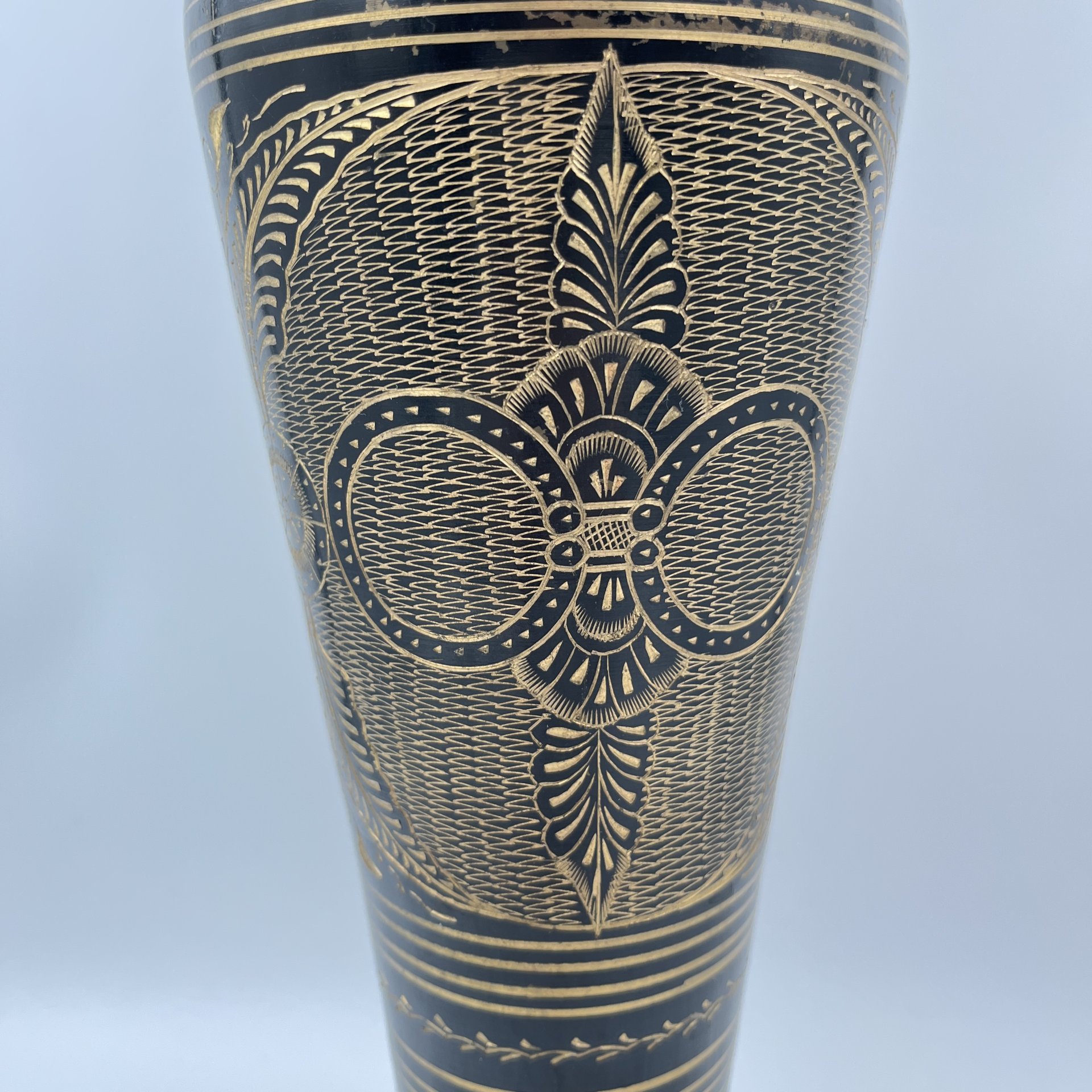 Ваза в восточном стиле (большая), украшенная растительным декором