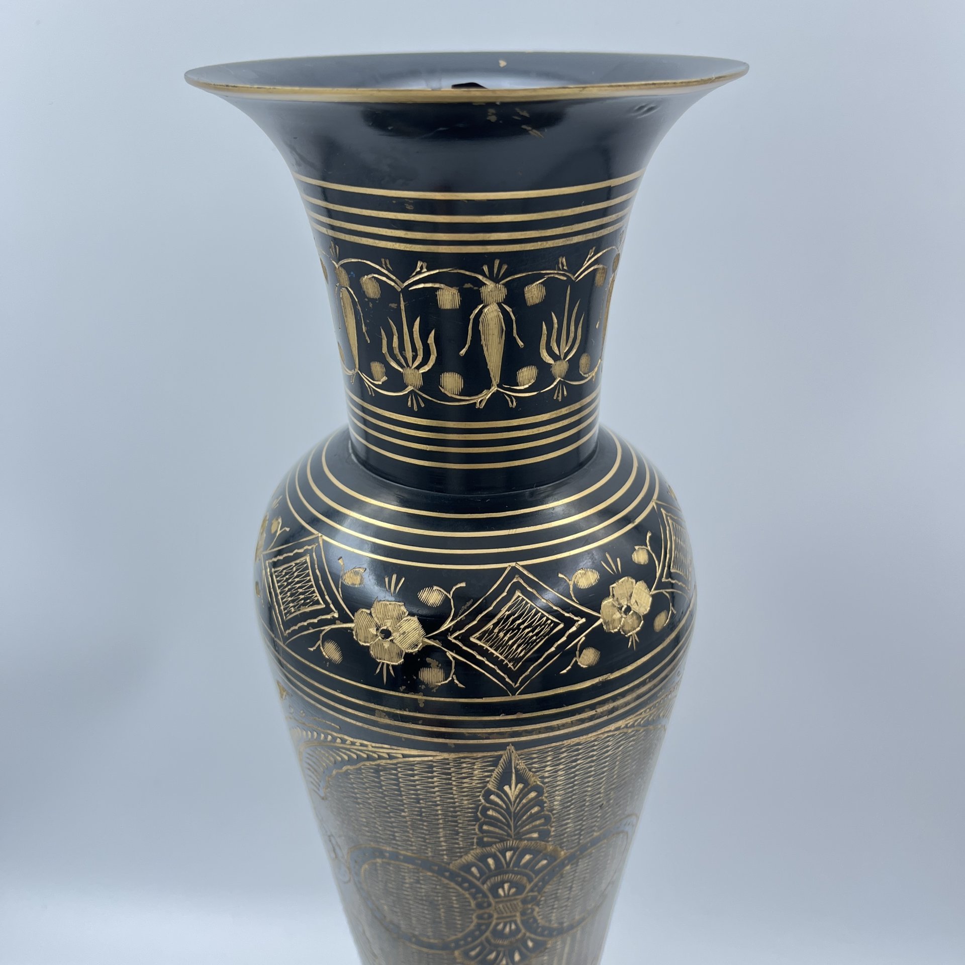 Ваза в восточном стиле (большая), украшенная растительным декором