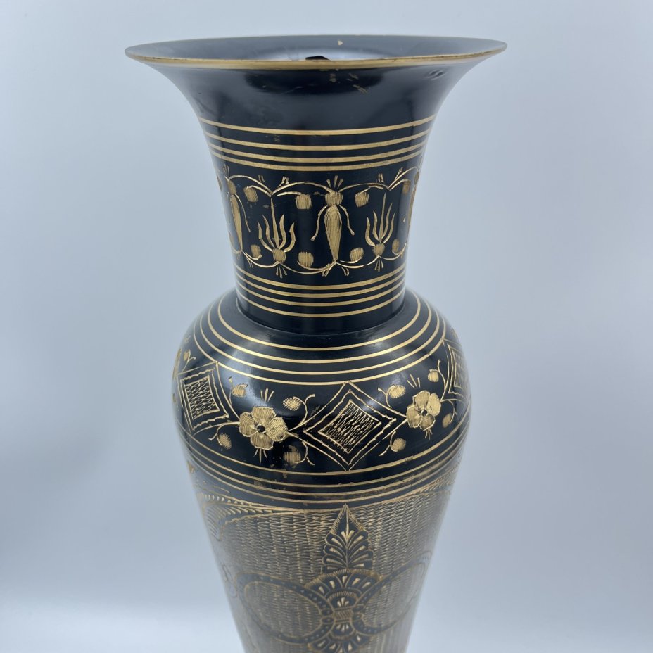 Ваза в восточном стиле (большая), украшенная растительным декором