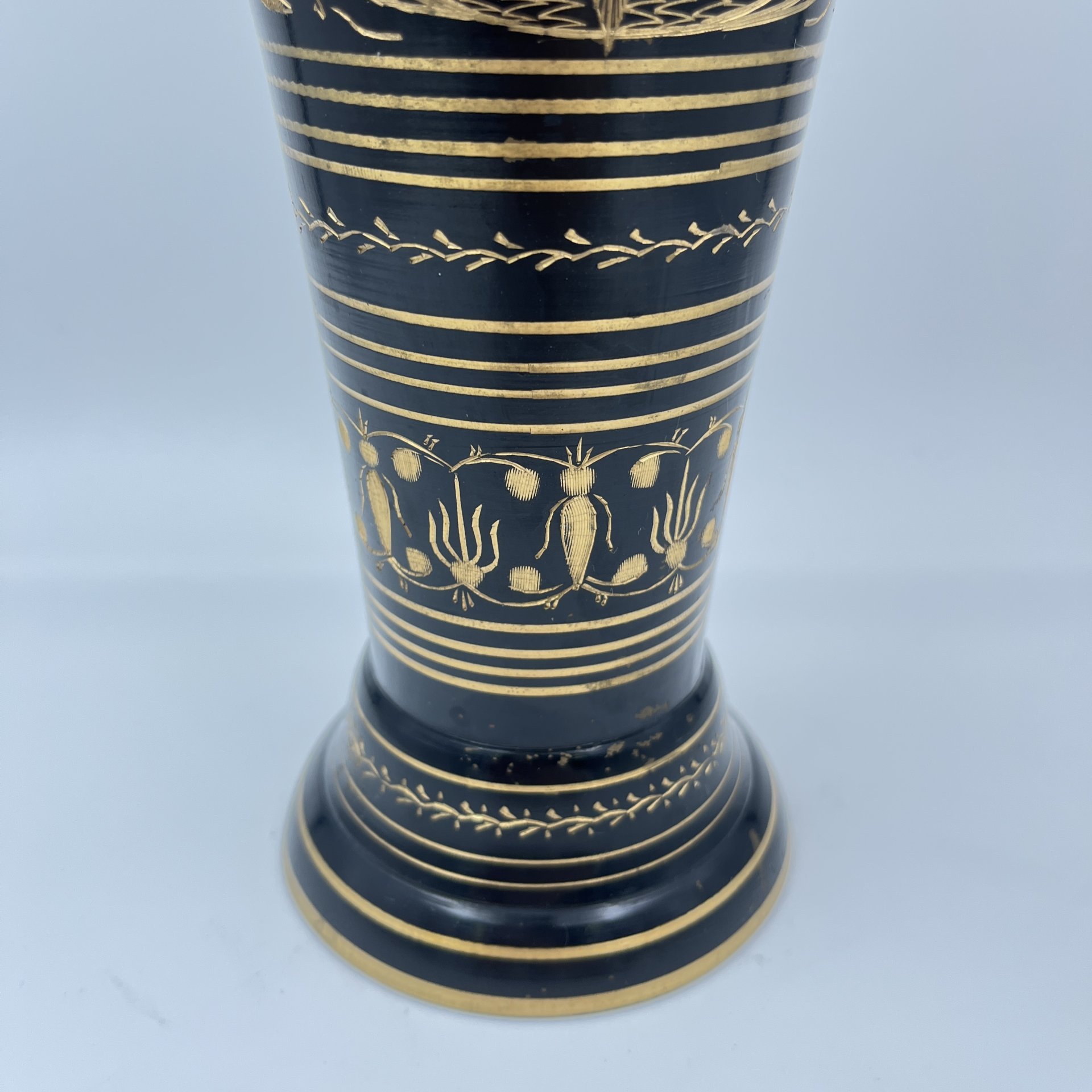 Ваза в восточном стиле (большая), украшенная растительным декором