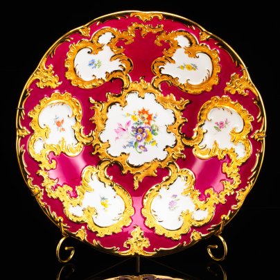Блюдо с рельефным рокайльным узором и изображением мейсенского букета в бордово-золотой гамме, фарфор, крытье, золочение, роспись, Meissen (Мейсенский фарфор), Германия, 1960-1970 гг.