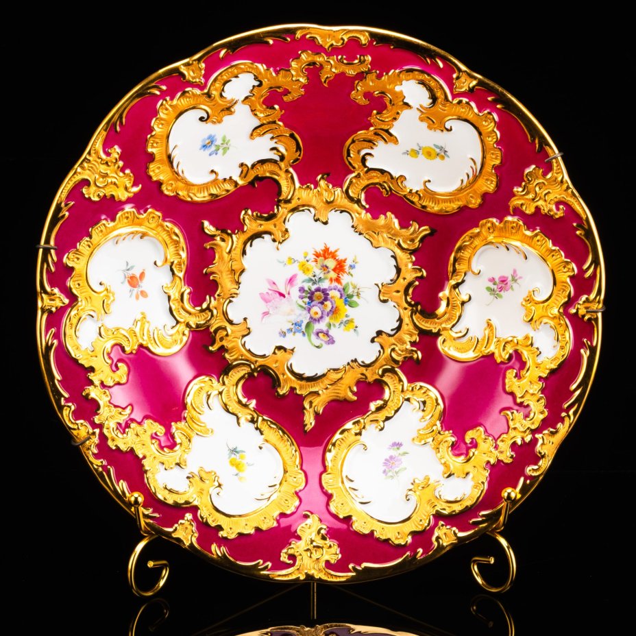 Блюдо с рельефным рокайльным узором и изображением мейсенского букета в бордово-золотой гамме, фарфор, крытье, золочение, роспись, Meissen (Мейсенский фарфор), Германия, 1960-1970 гг.