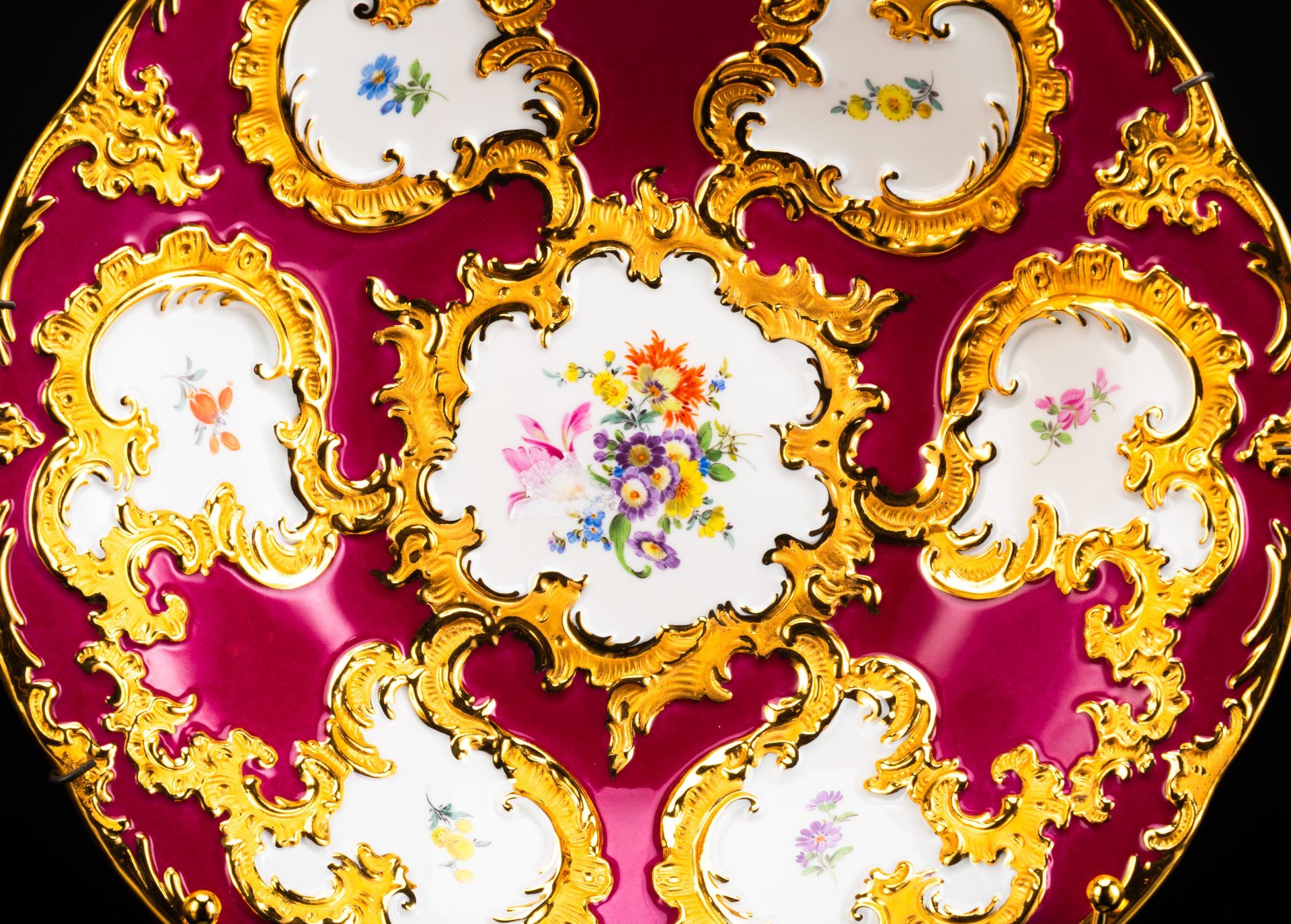 Блюдо с рельефным рокайльным узором и изображением мейсенского букета в бордово-золотой гамме, фарфор, крытье, золочение, роспись, Meissen (Мейсенский фарфор), Германия, 1960-1970 гг.