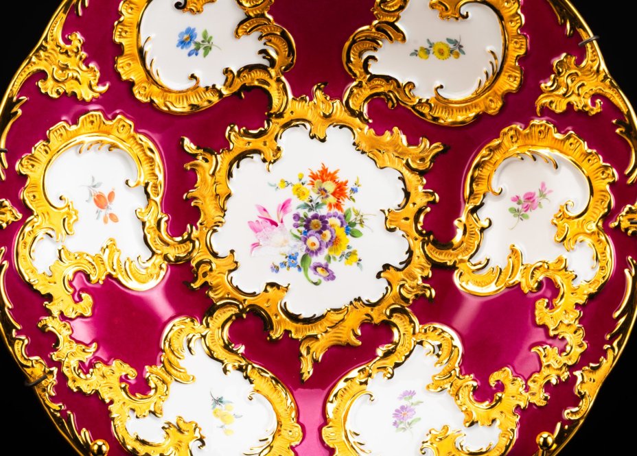 Блюдо с рельефным рокайльным узором и изображением мейсенского букета в бордово-золотой гамме, фарфор, крытье, золочение, роспись, Meissen (Мейсенский фарфор), Германия, 1960-1970 гг.