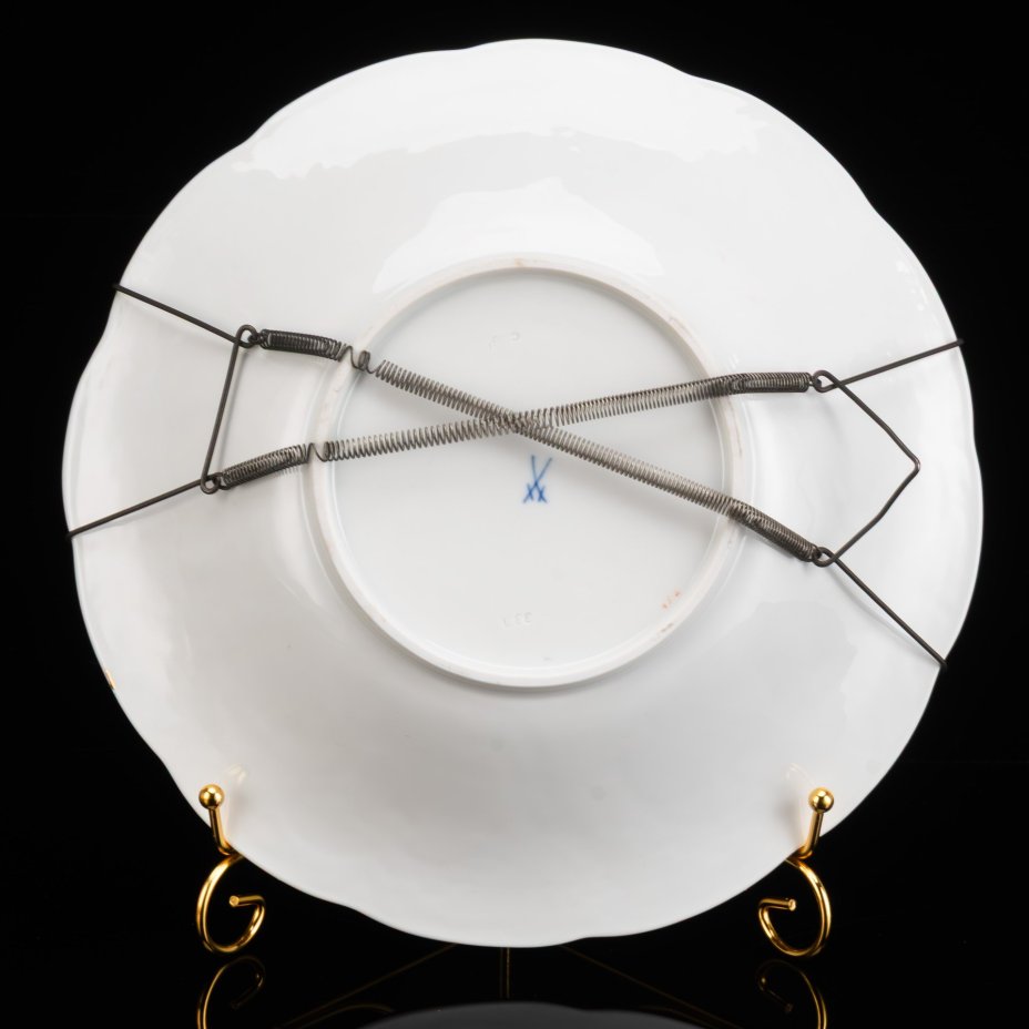 Блюдо с рельефным рокайльным узором и изображением мейсенского букета в бордово-золотой гамме, фарфор, крытье, золочение, роспись, Meissen (Мейсенский фарфор), Германия, 1960-1970 гг.