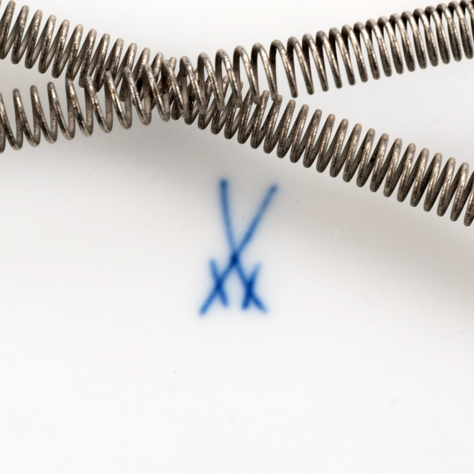 Блюдо с рельефным рокайльным узором и изображением мейсенского букета в бордово-золотой гамме, фарфор, крытье, золочение, роспись, Meissen (Мейсенский фарфор), Германия, 1960-1970 гг.