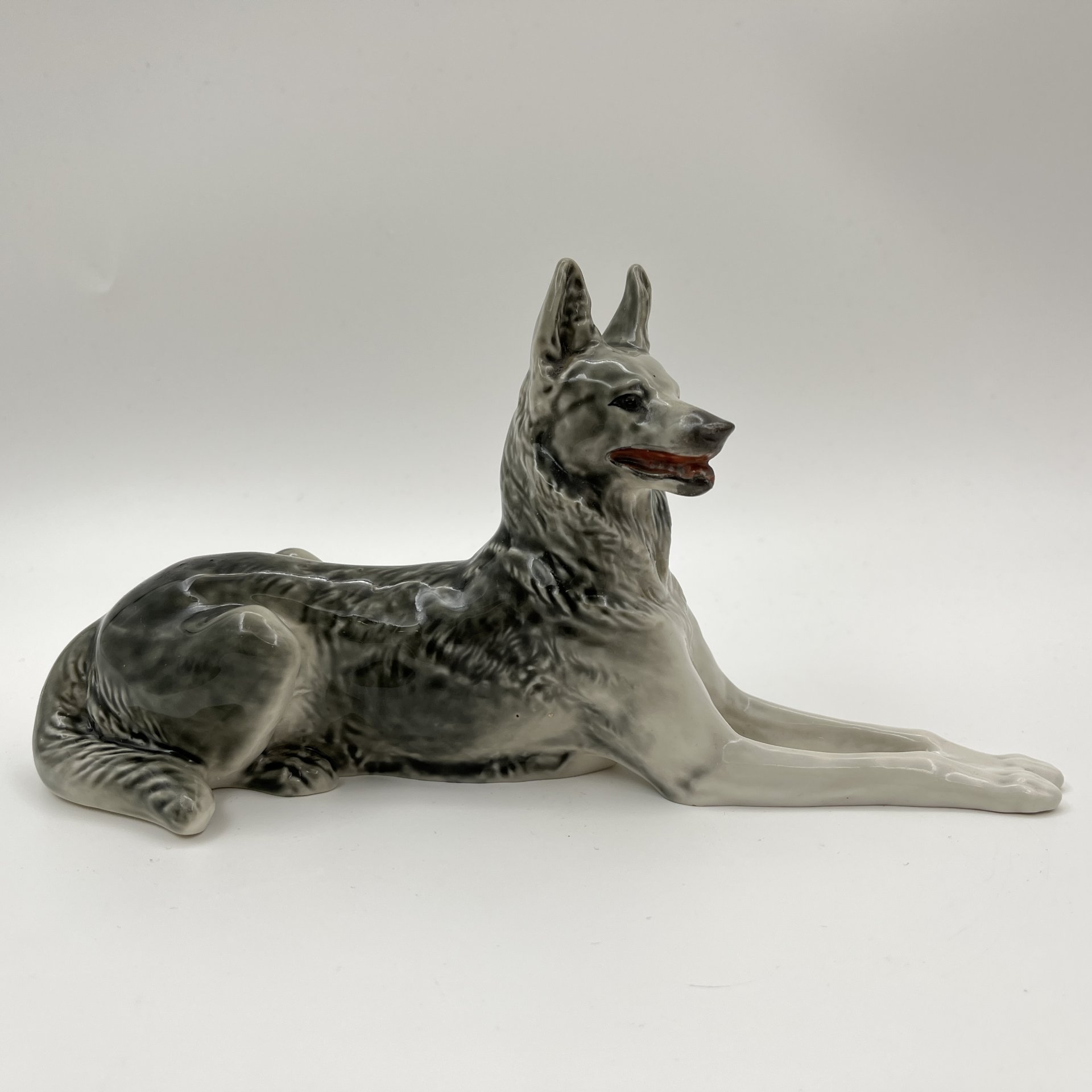 Статуэтка "Немецкая овчарка", автор В.С. Драчинская, фарфор, роспись, Ленинградский фарфоровый завод (ЛФЗ), СССР, 1960-1970 гг.