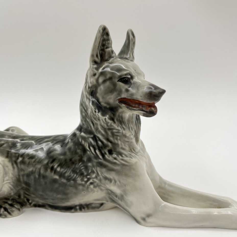 Статуэтка "Немецкая овчарка", автор В.С. Драчинская, фарфор, роспись, Ленинградский фарфоровый завод (ЛФЗ), СССР, 1960-1970 гг.