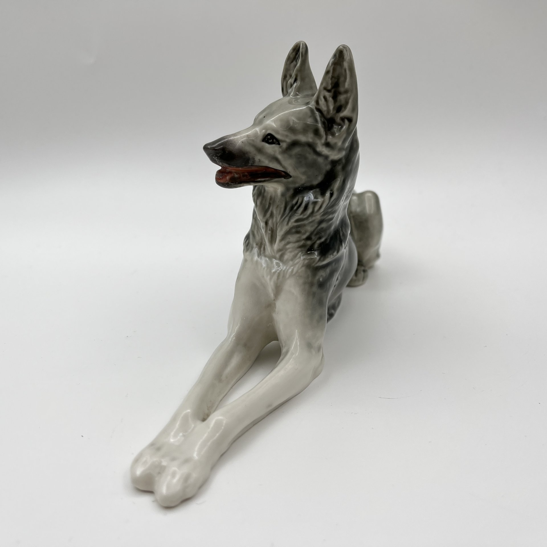 Статуэтка "Немецкая овчарка", автор В.С. Драчинская, фарфор, роспись, Ленинградский фарфоровый завод (ЛФЗ), СССР, 1960-1970 гг.