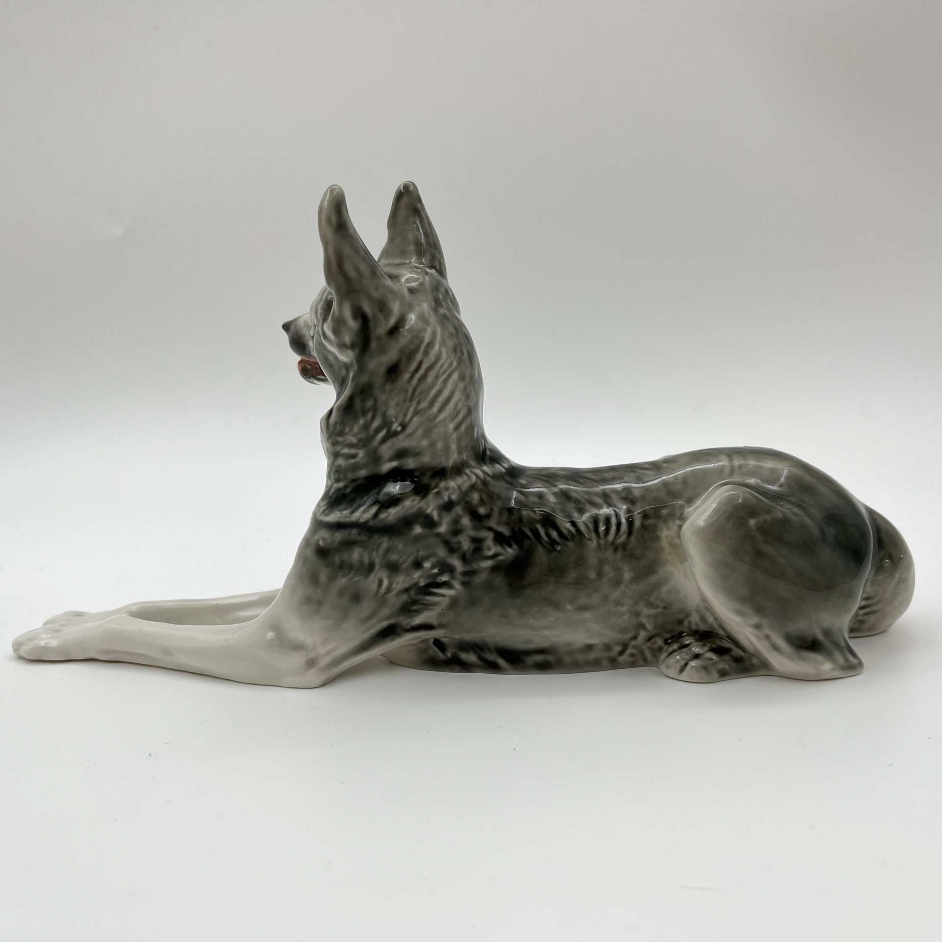 Статуэтка "Немецкая овчарка", автор В.С. Драчинская, фарфор, роспись, Ленинградский фарфоровый завод (ЛФЗ), СССР, 1960-1970 гг.