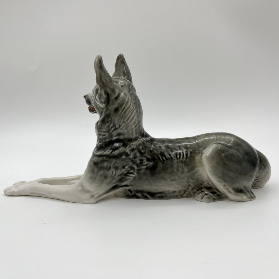 Статуэтка "Немецкая овчарка", автор В.С. Драчинская, фарфор, роспись, Ленинградский фарфоровый завод (ЛФЗ), СССР, 1960-1970 гг.