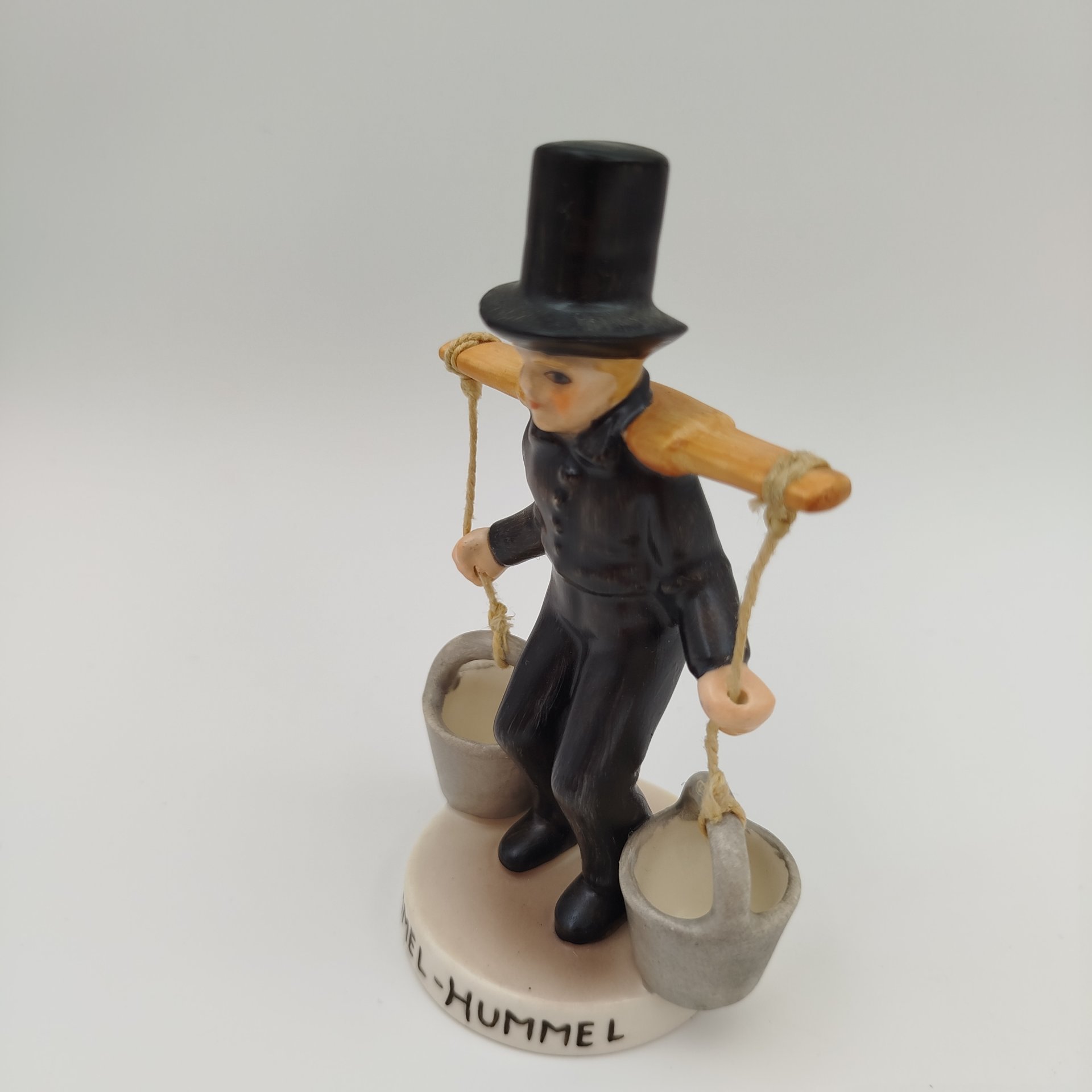 Статуэтка "Водонос ",  M.I. Hummel  Membership, фарфор, роспись, Goebel, Goebel