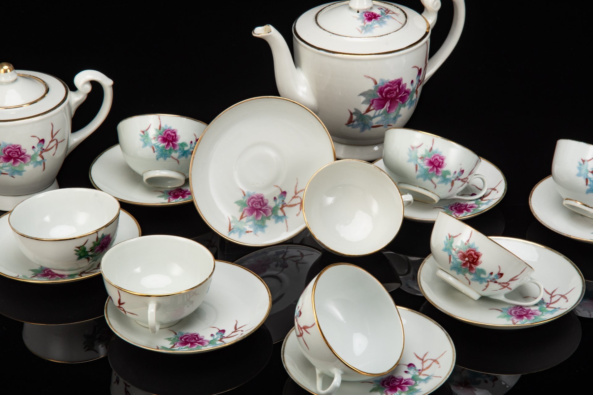 Сервиз чайный с цветочным декором на 8 персон (18 предметов), фарфор, деколь, золочение, Китай, 1960-1980 гг.
