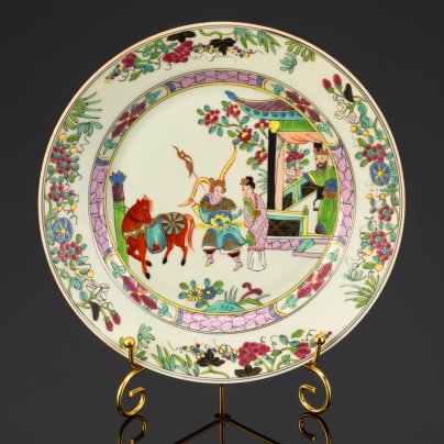 Тарелка в стиле шинуазри "Сцены жизни императорского двора", выполненная в гамме "розового семейства" (famille rose), фарфор, роспись эмалевыми красками, золочение, Китай, 1950-1960 гг.