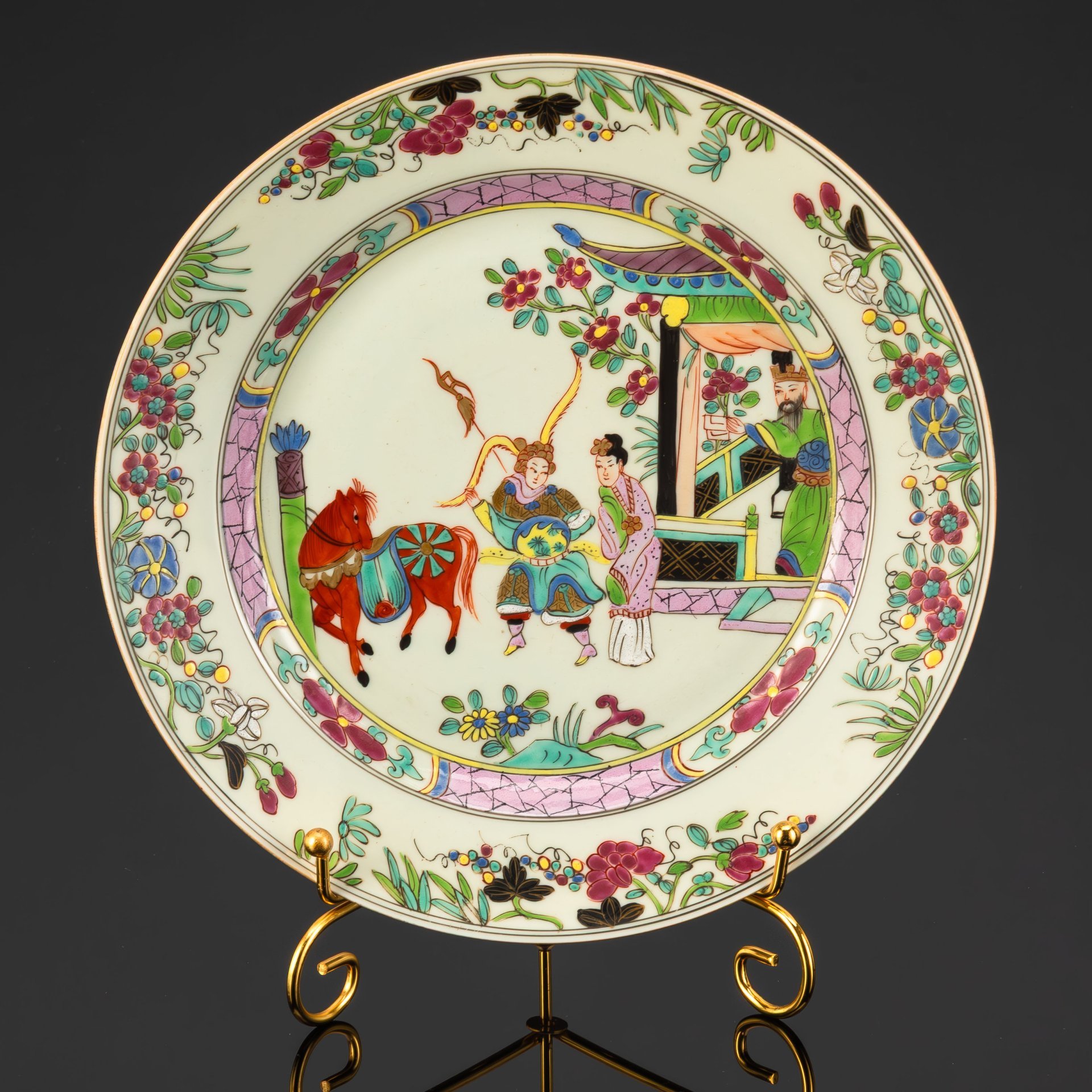 Тарелка в стиле шинуазри "Сцены жизни императорского двора", выполненная в гамме "розового семейства" (famille rose), фарфор, роспись эмалевыми красками, золочение, Китай, 1950-1960 гг.