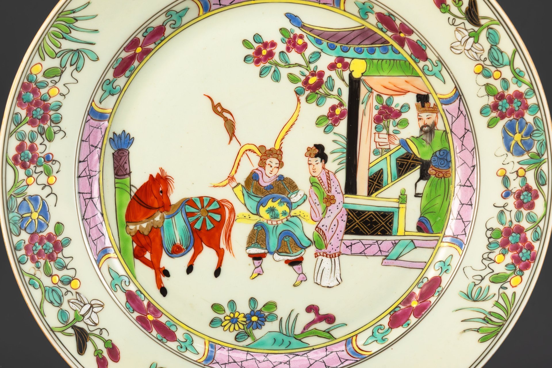 Тарелка в стиле шинуазри "Сцены жизни императорского двора", выполненная в гамме "розового семейства" (famille rose), фарфор, роспись эмалевыми красками, золочение, Китай, 1950-1960 гг.
