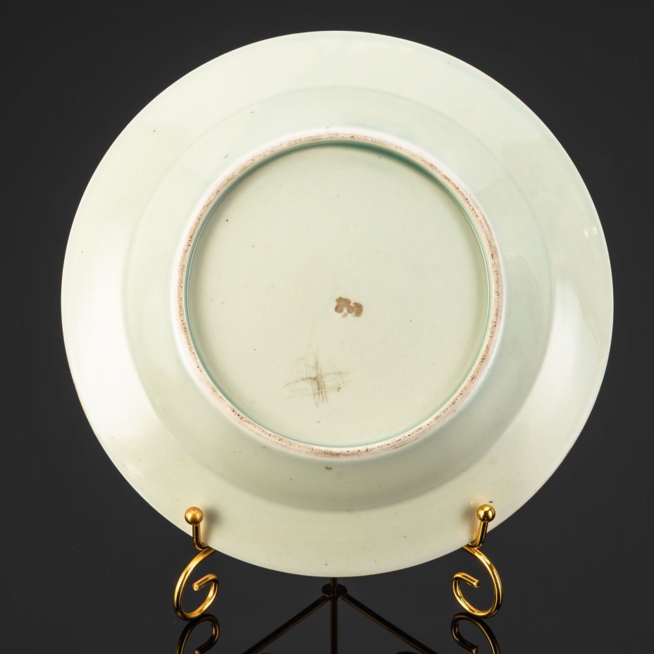 Тарелка в стиле шинуазри "Сцены жизни императорского двора", выполненная в гамме "розового семейства" (famille rose), фарфор, роспись эмалевыми красками, золочение, Китай, 1950-1960 гг.