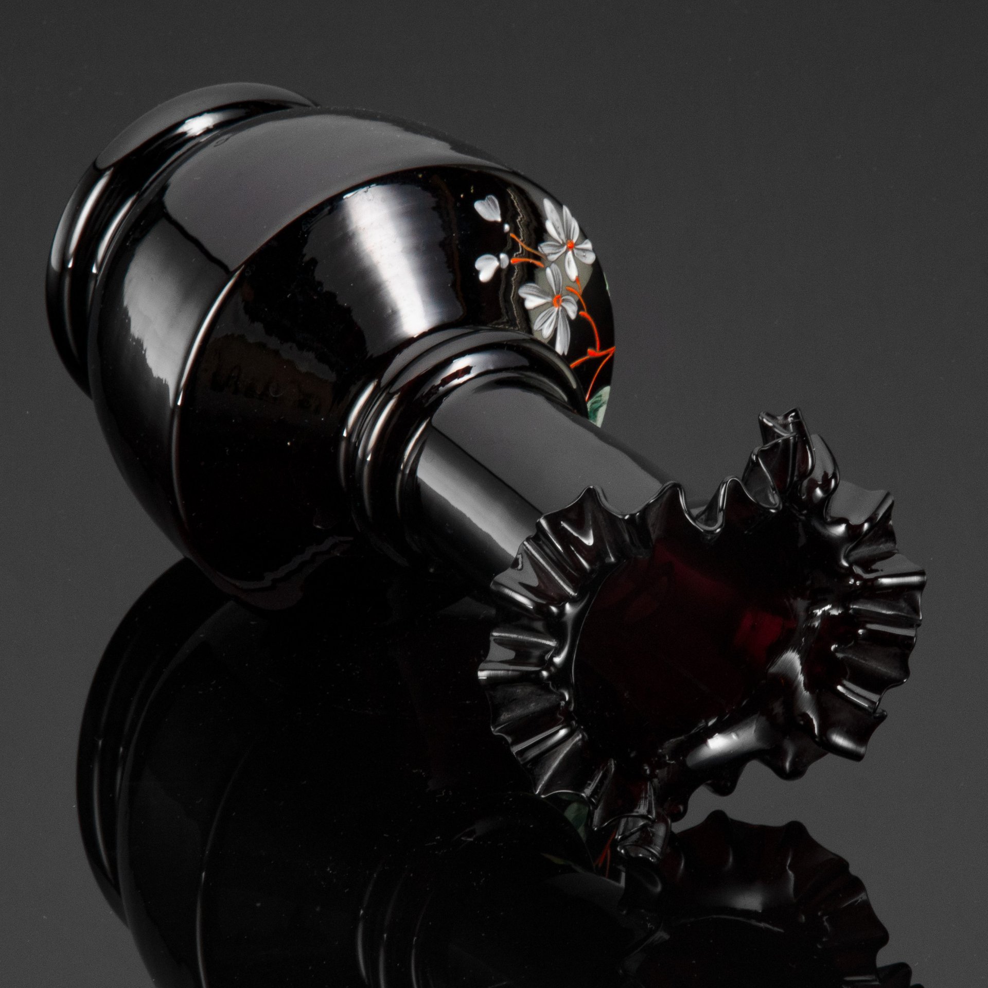 Ваза марганцевого цвета с фестончатым краем и цветочным узором