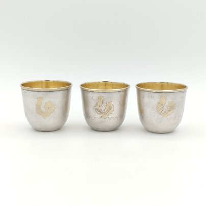 Набор из 3-х стопок, украшенных изображениями петухов, мНЦ (медь-никель-цинк), золочение, Артель «Московский ювелир», СССР, 1979 г.