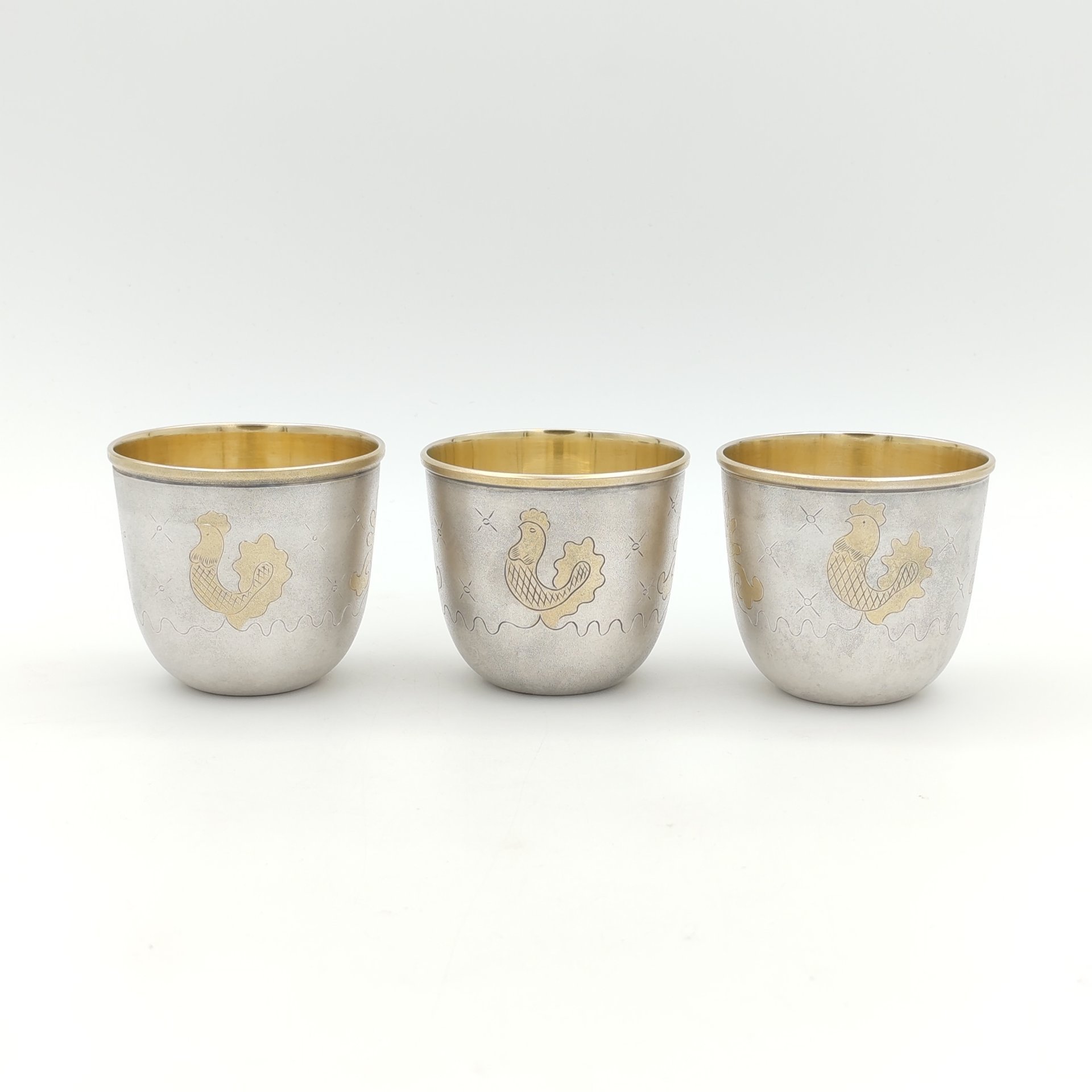 Набор из 3-х стопок, украшенных изображениями петухов, мНЦ (медь-никель-цинк), золочение, Артель «Московский ювелир», СССР, 1979 г.