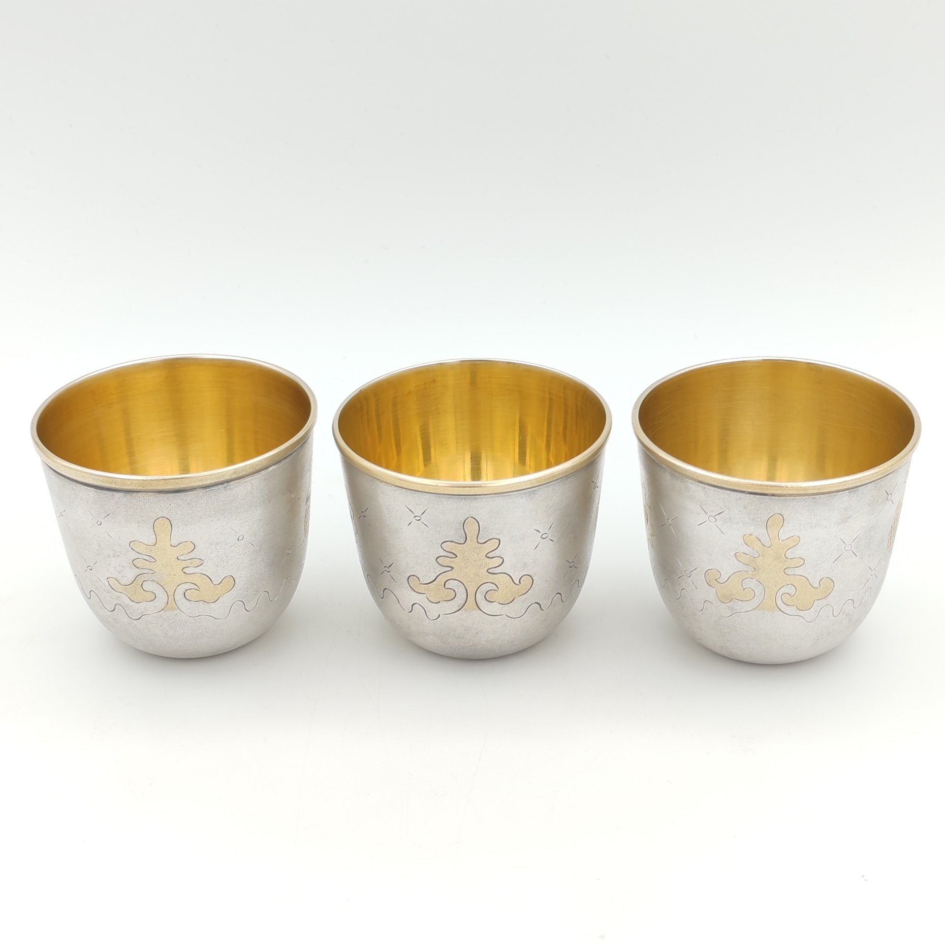 Набор из 3-х стопок, украшенных изображениями петухов, мНЦ (медь-никель-цинк), золочение, Артель «Московский ювелир», СССР, 1979 г.