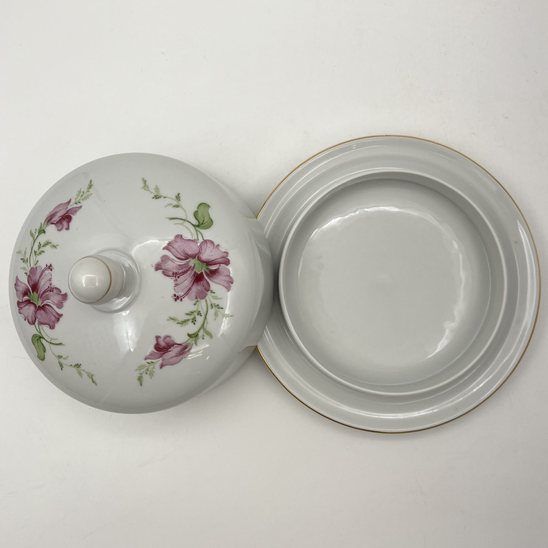 Масленка, украшенная цветочным декором, фарфор, деколь, золочение, Freiberger Porzellan, ГДР, 1970-1995 гг.