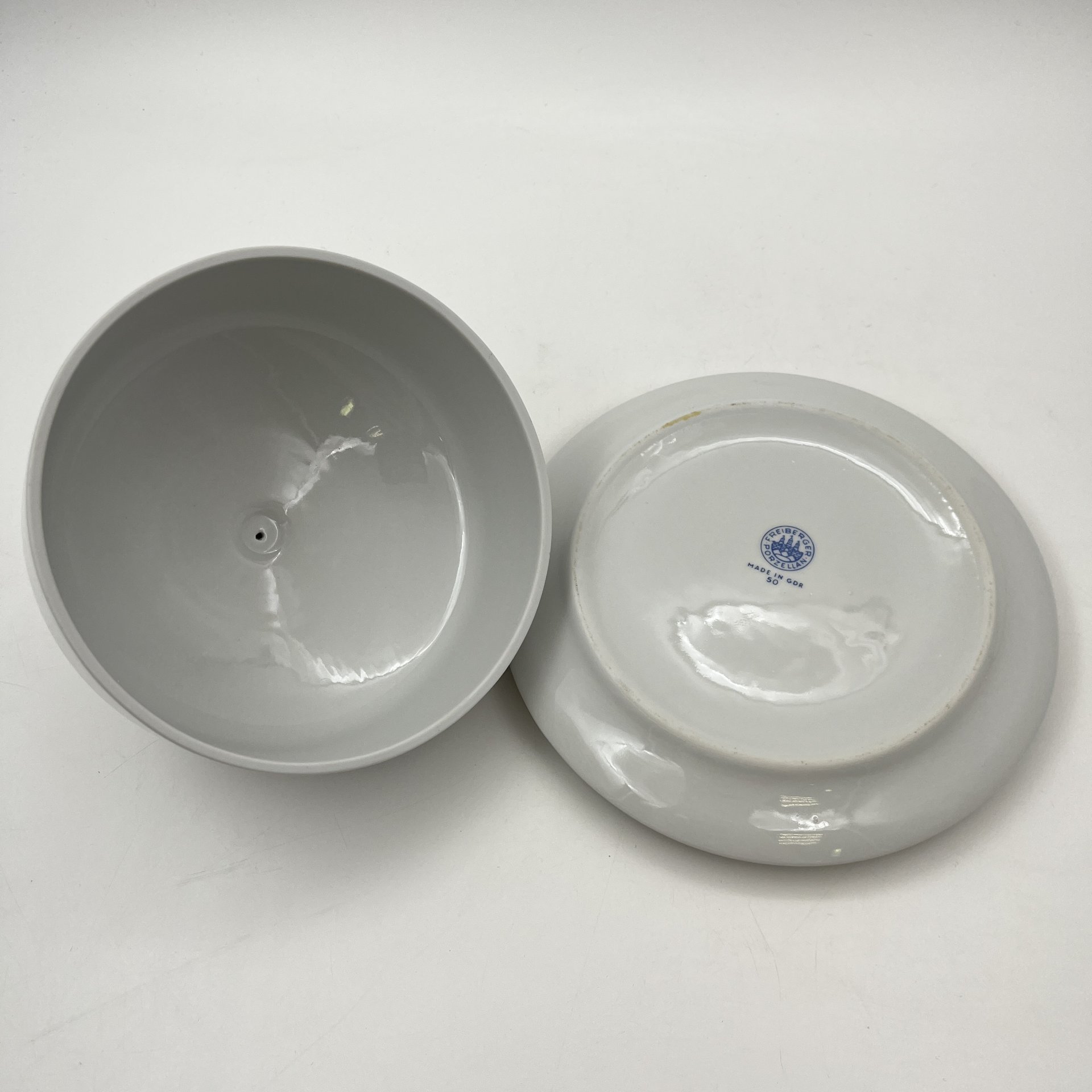 Масленка, украшенная цветочным декором, фарфор, деколь, золочение, Freiberger Porzellan, ГДР, 1970-1995 гг.