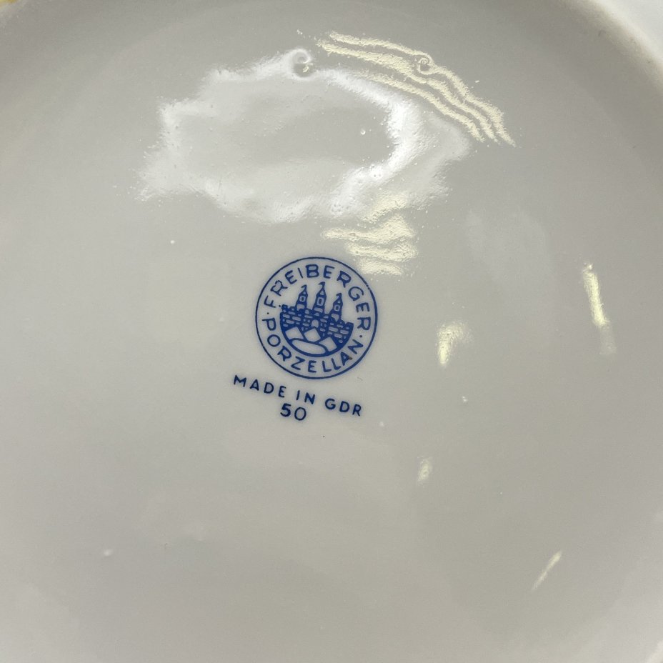 Масленка, украшенная цветочным декором, фарфор, деколь, золочение, Freiberger Porzellan, ГДР, 1970-1995 гг.