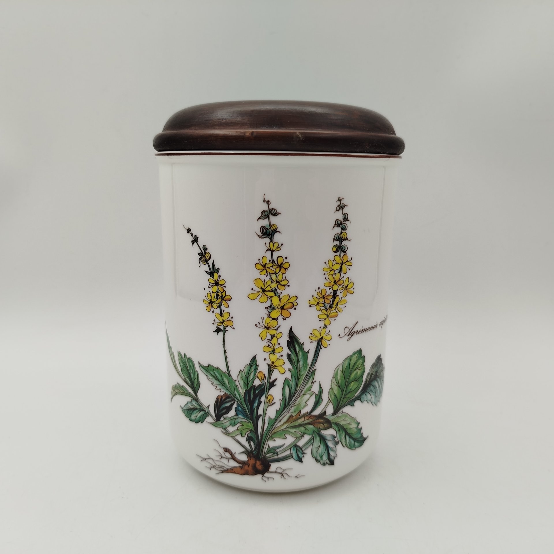 Банка "Agrimonia eupatoria" ("Репешок обыкновенный") для сыпучих продуктов (для чая, специй), серия "Botanica", фарфор, деколь, дерево (крышка), Villeroy & Boch, Люксембург, 1980-2002 гг.