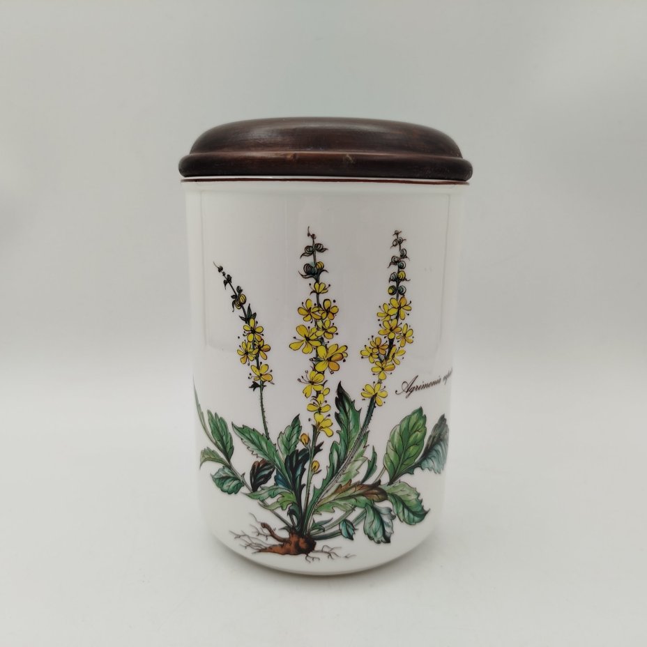 Банка "Agrimonia eupatoria" ("Репешок обыкновенный") для сыпучих продуктов (для чая, специй), серия "Botanica", фарфор, деколь, дерево (крышка), Villeroy & Boch, Люксембург, 1980-2002 гг.